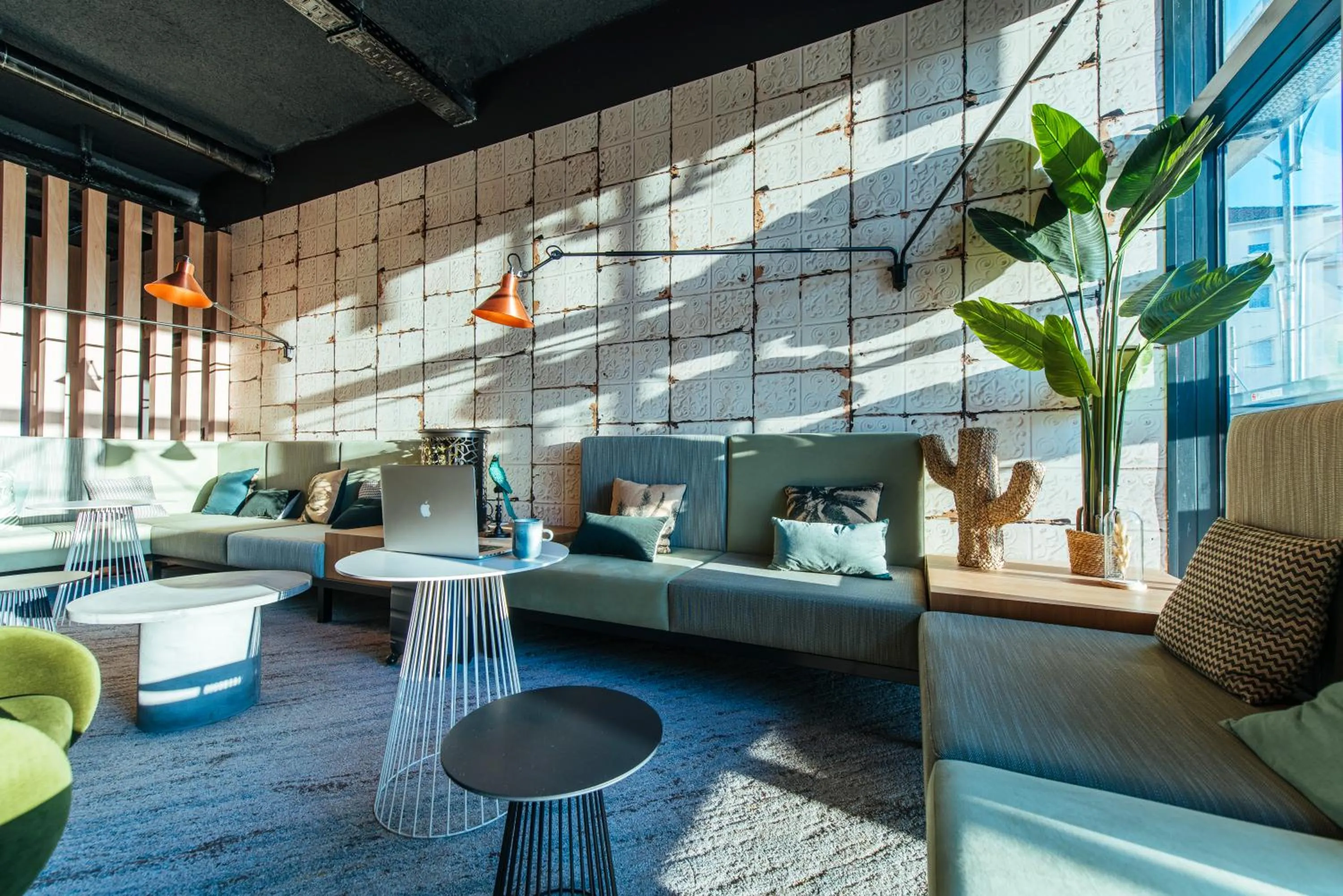 Seating area in Ibis Styles Rouen Centre Rive Gauche