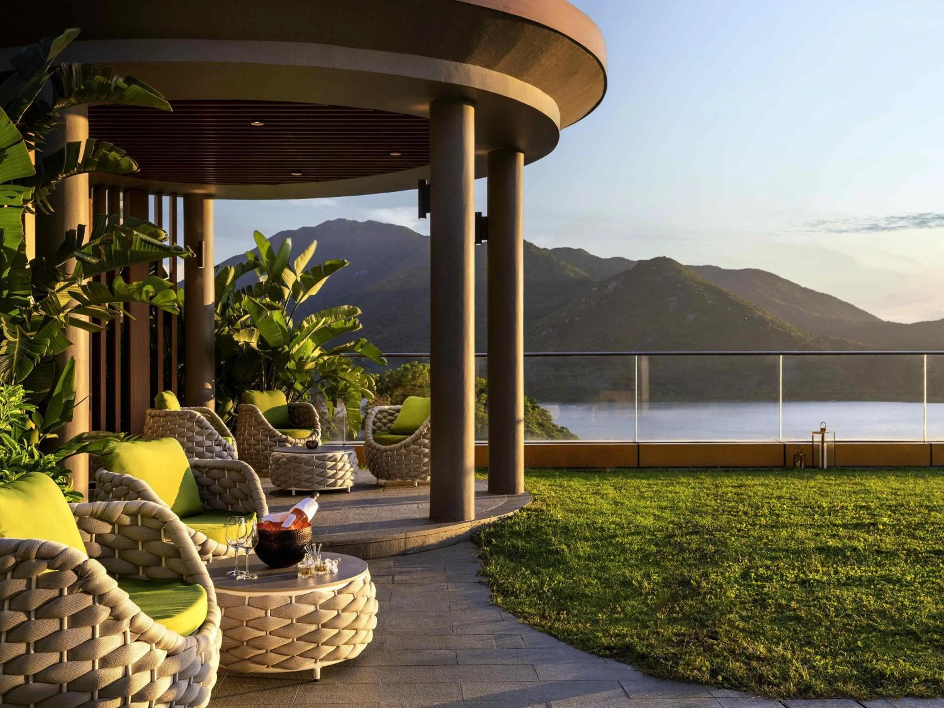 Restaurant/places to eat in The Silveri Hotel Hong Kong - MGallery Collection