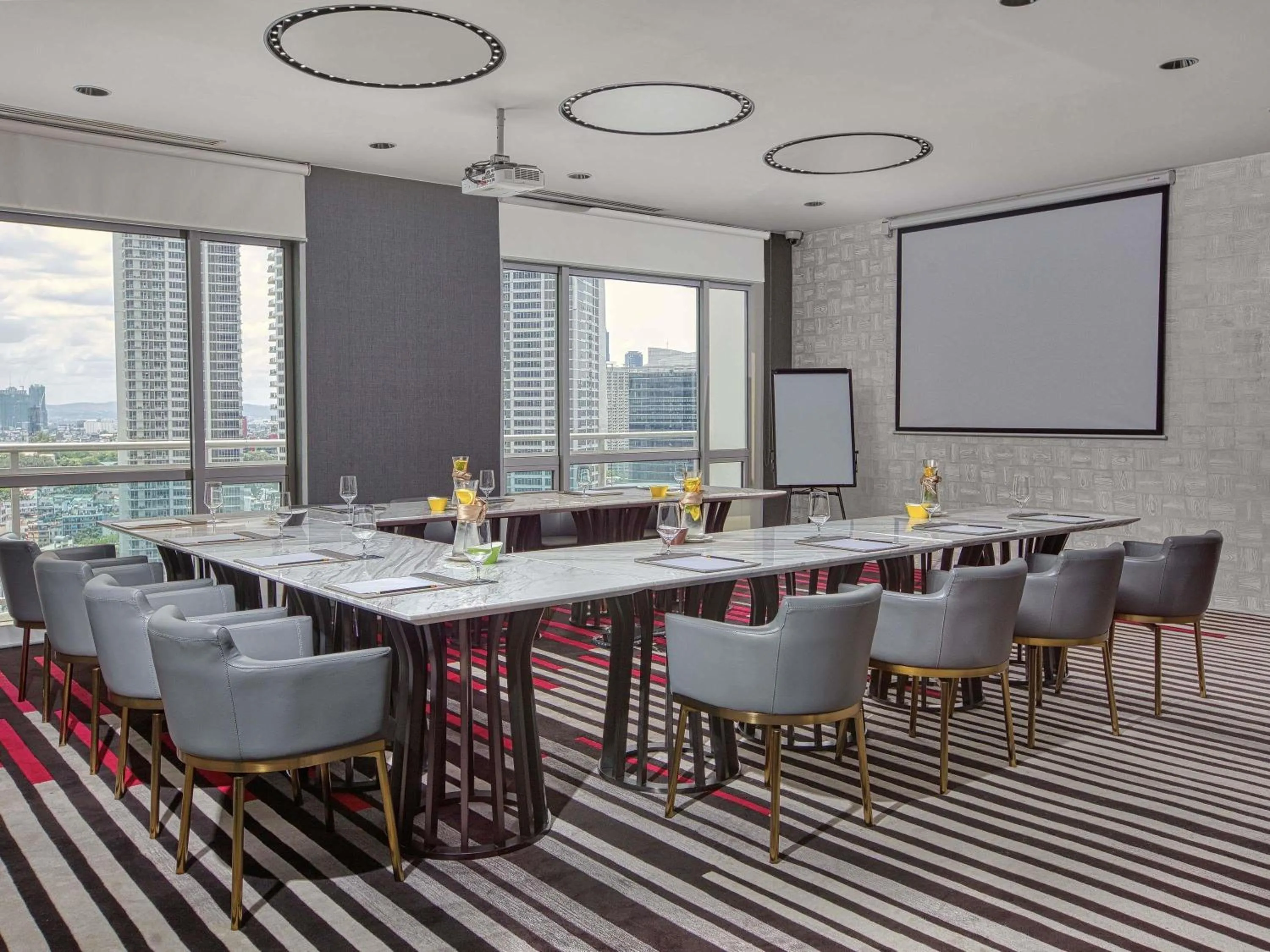 Meeting/conference room in Novotel Suites Manila at Acqua