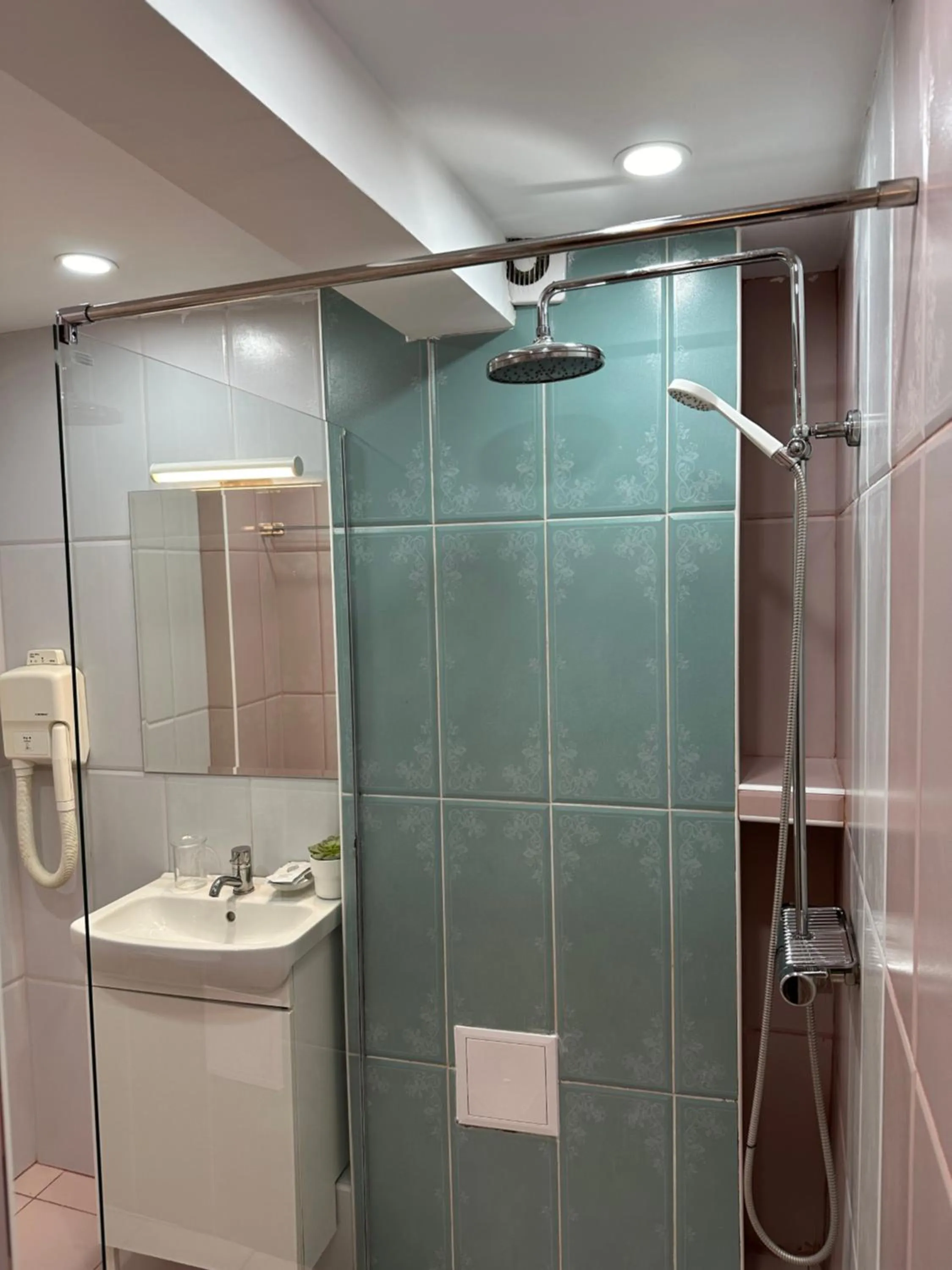 Bathroom in Hotel Art