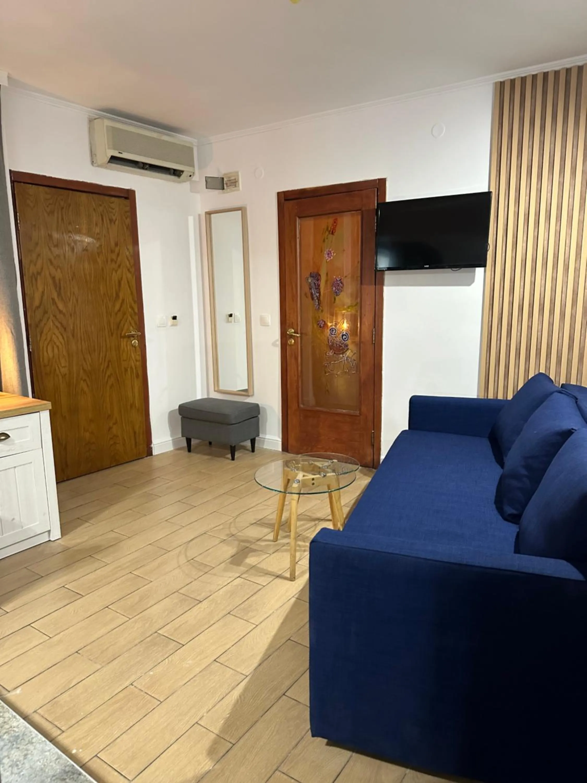 Communal lounge/ TV room in Hotel Art