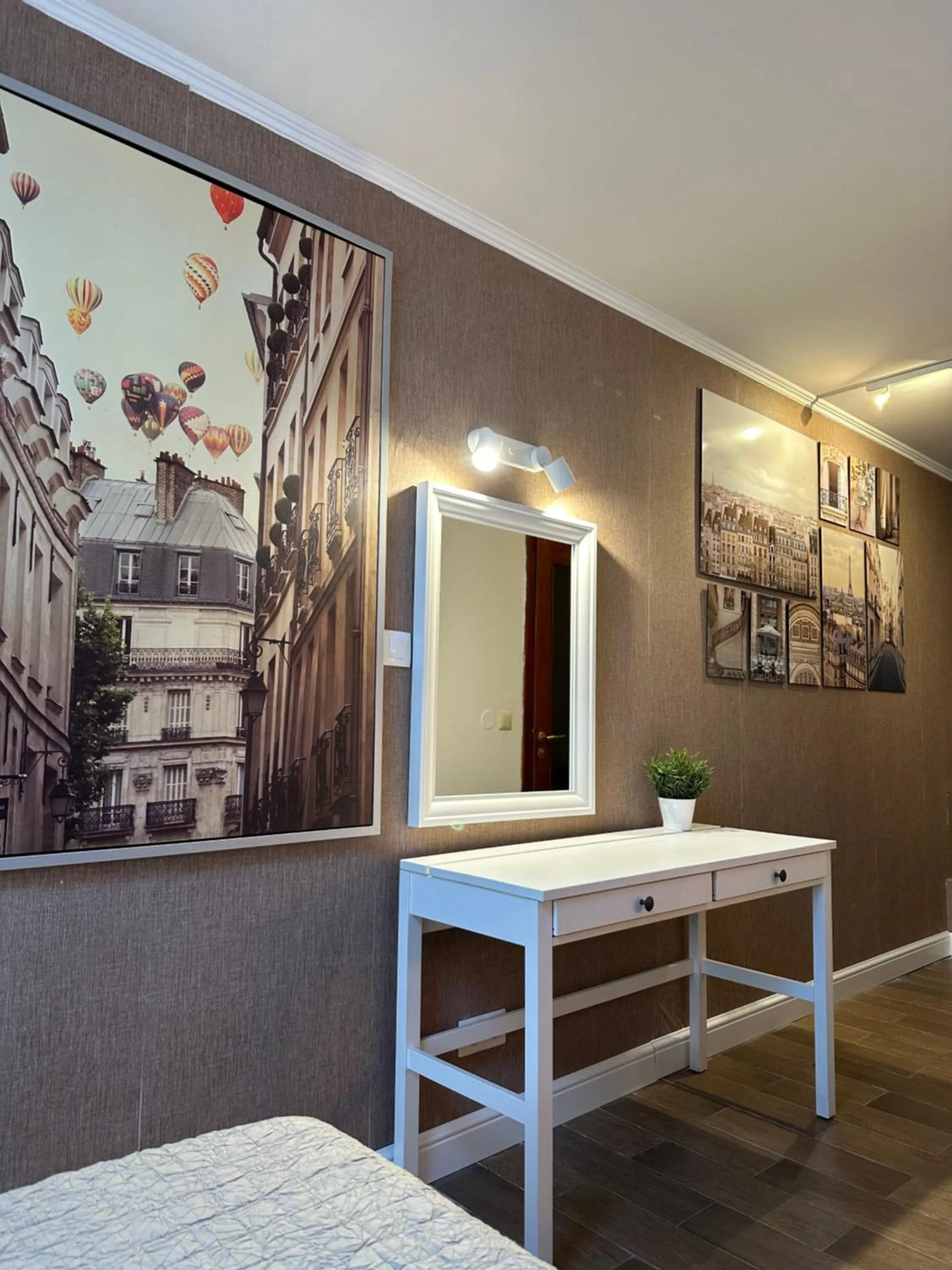 Photo of the whole room in Hotel Art