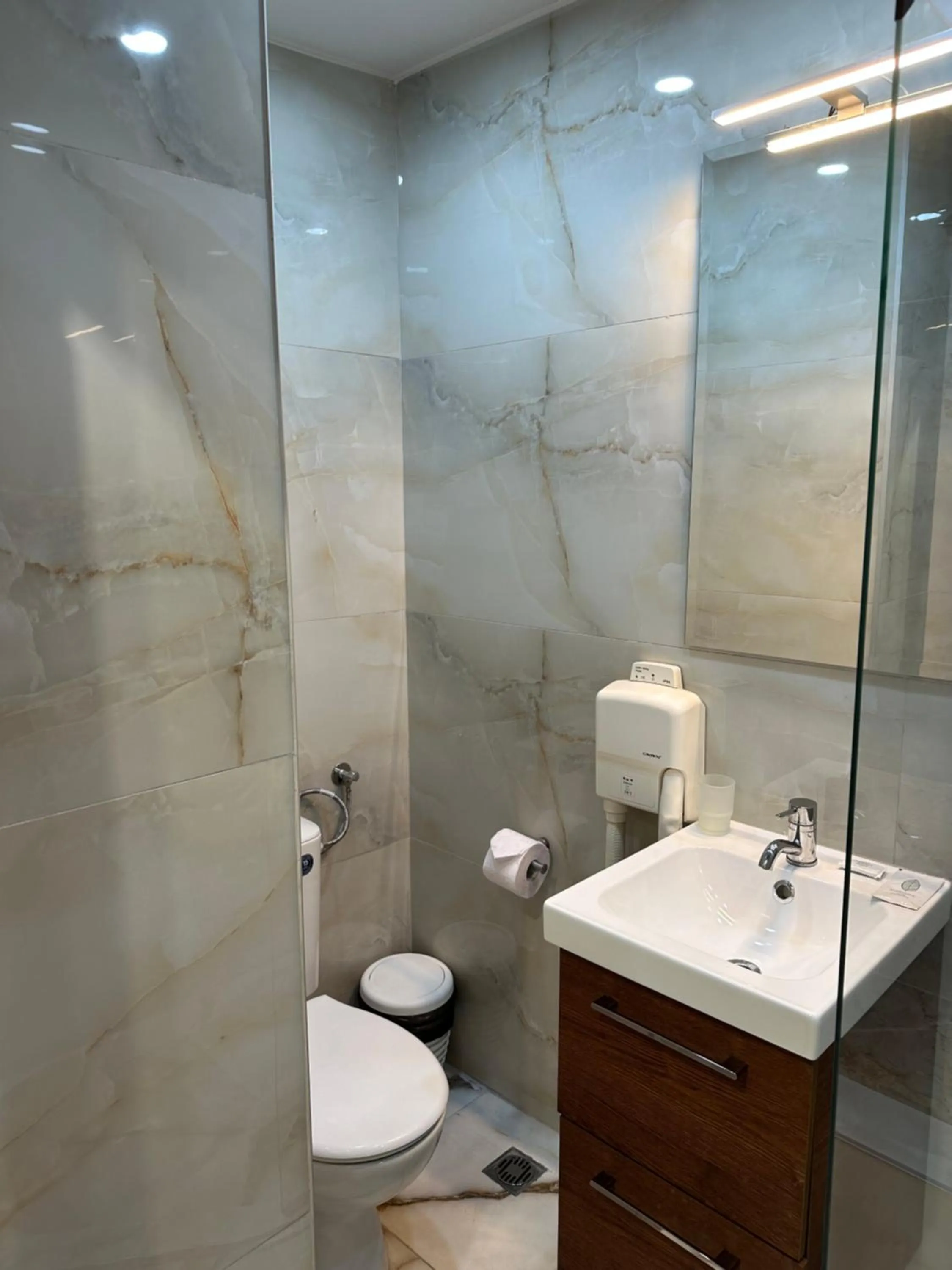 Bathroom in Hotel Art