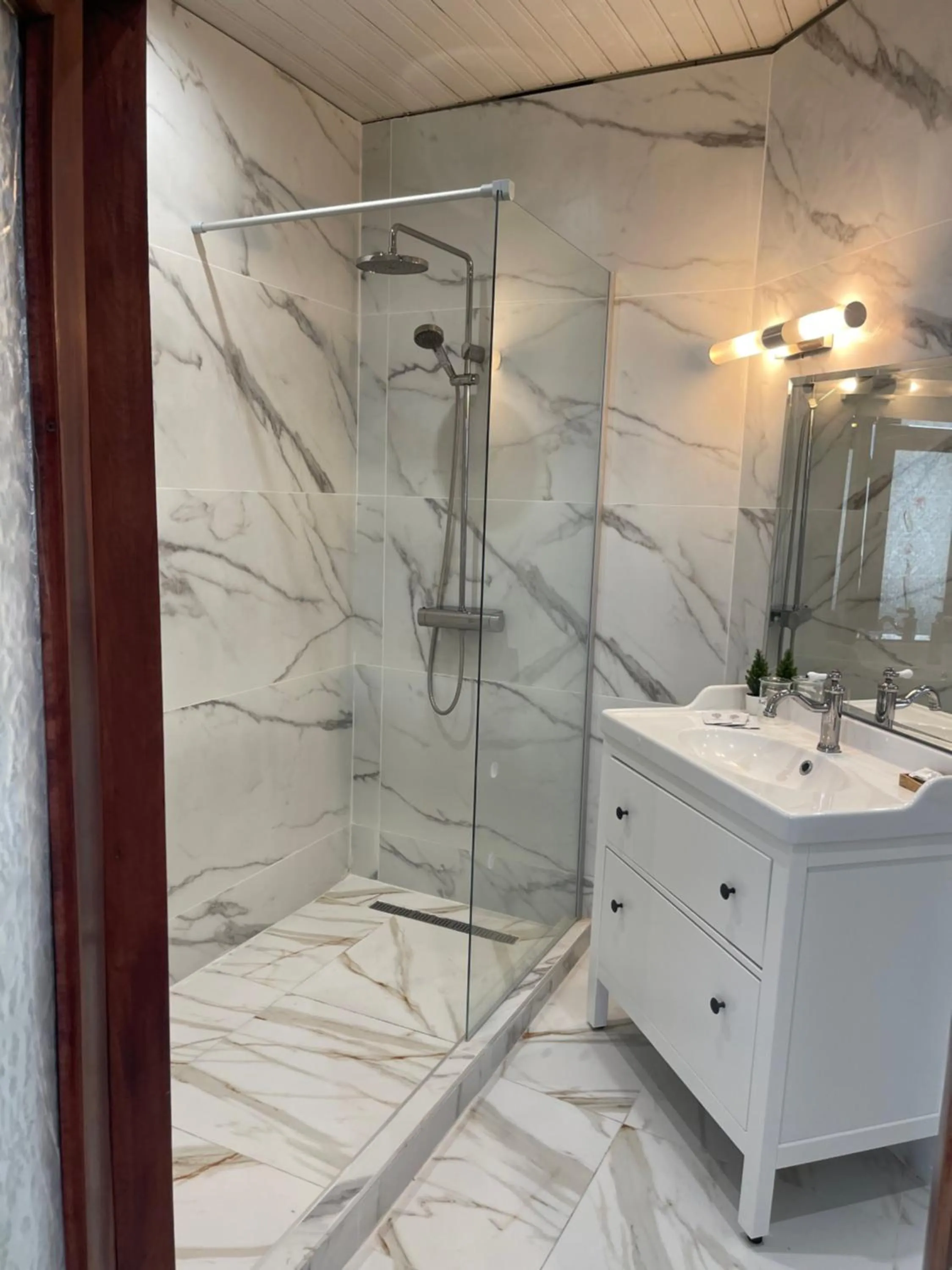 Bathroom in Hotel Art