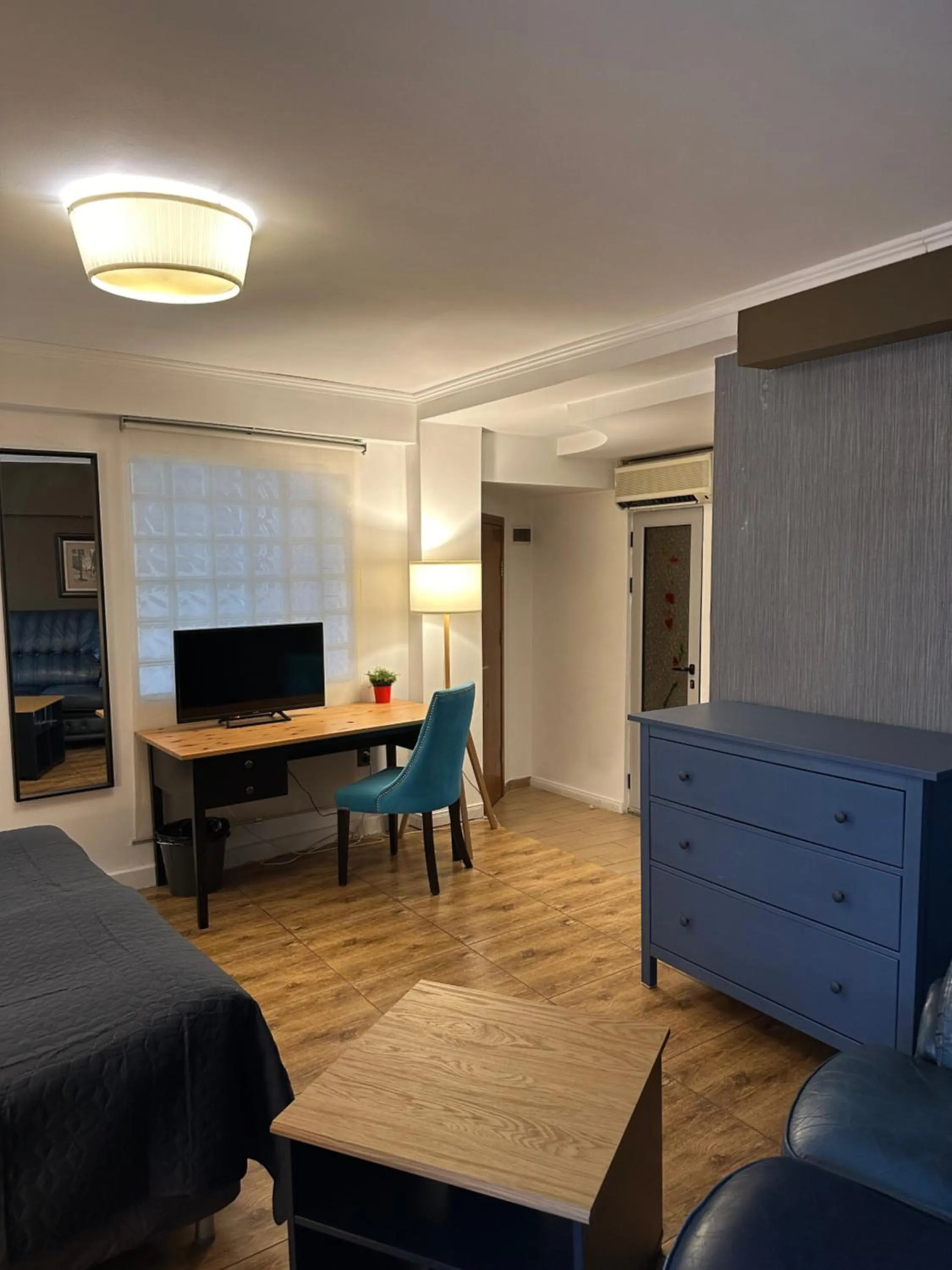 Communal lounge/ TV room in Hotel Art