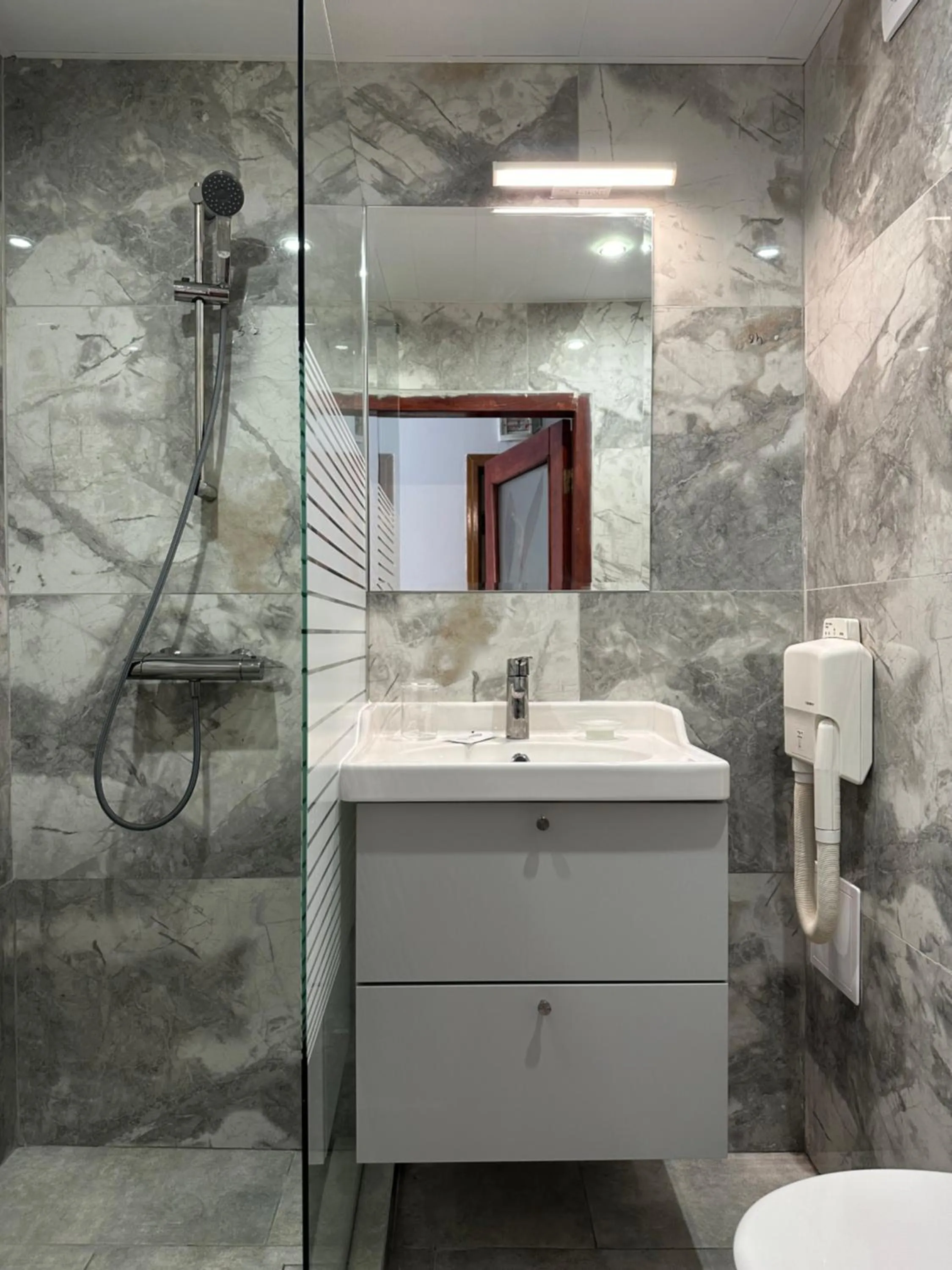 Bathroom in Hotel Art