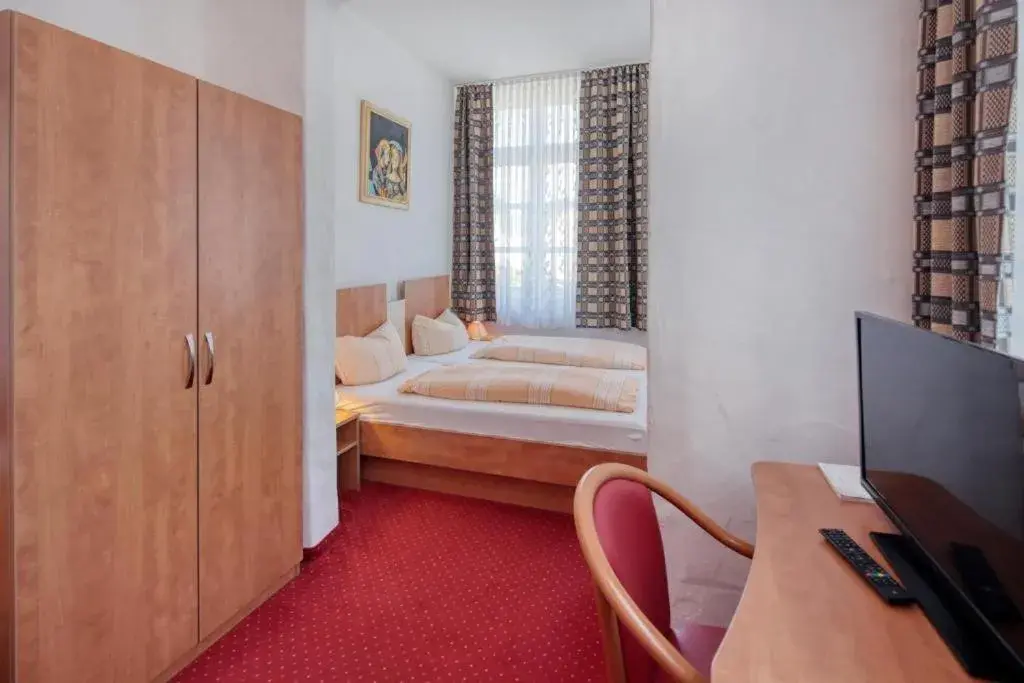 Quadruple Room with Private Bathroom in Hotel Restaurant Mathildenhof Quadruple Room with Private Bathroom in Hotel Restaurant Mathildenhof