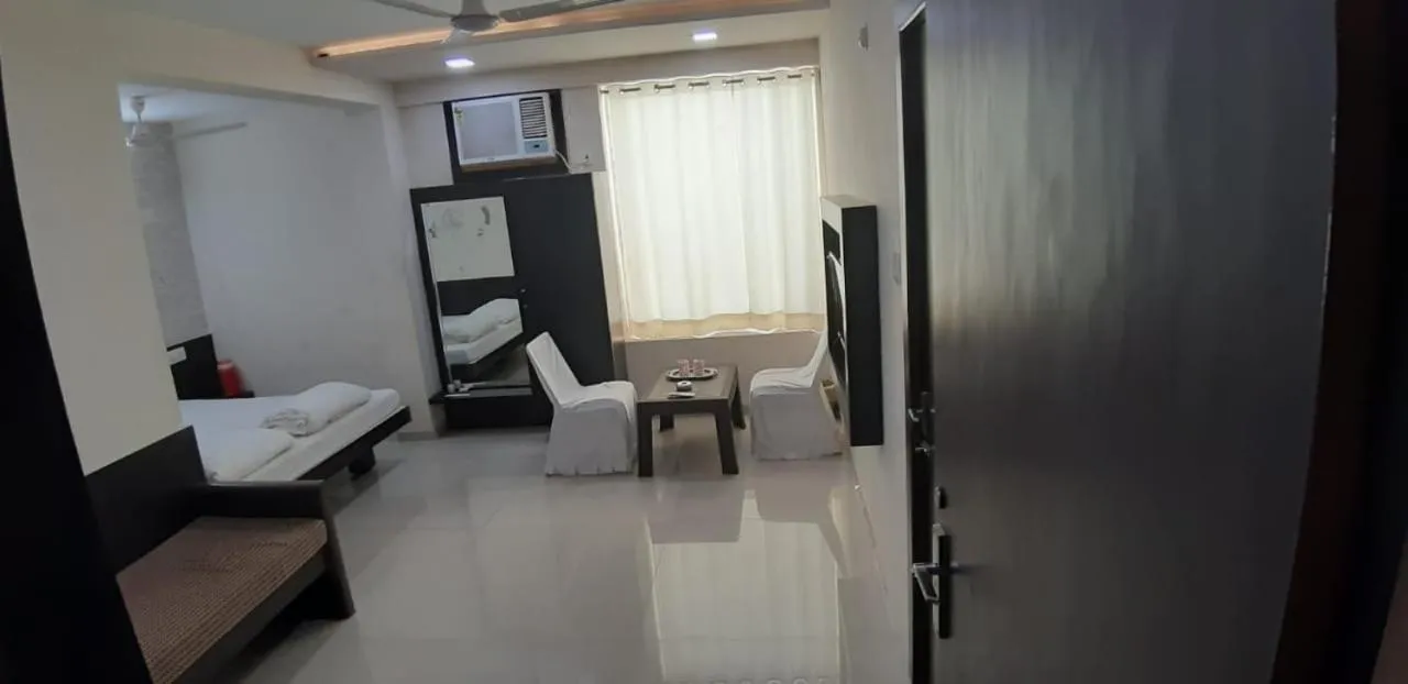 Seating area, Bed in Sharda Resort