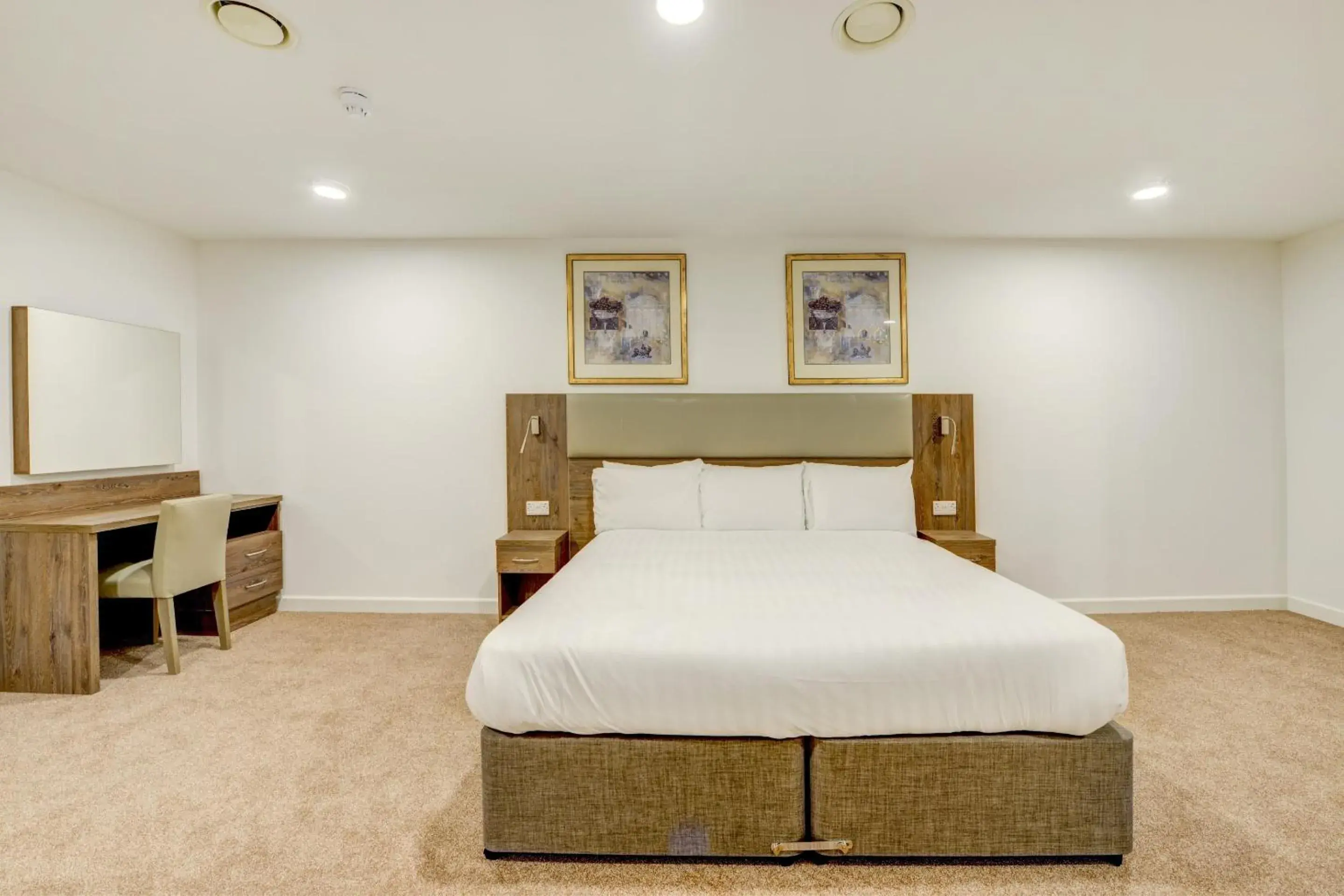 Superior Double Room in OYO Plymouth Central Hotel Superior Double Room in OYO Plymouth Central Hotel