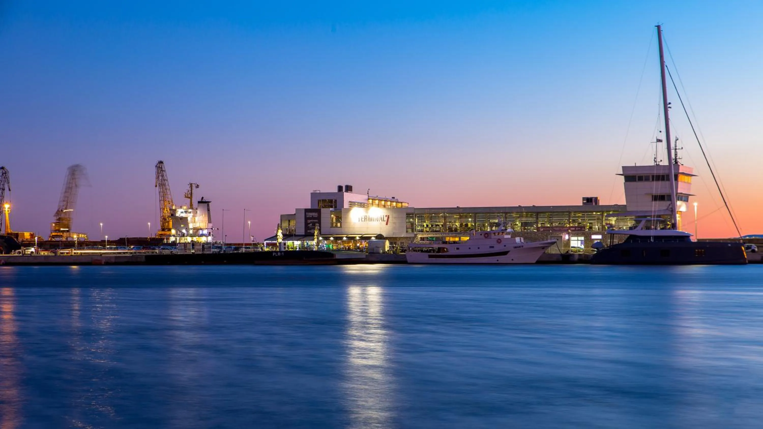 Sea view in Luxury Number 1 Apartments