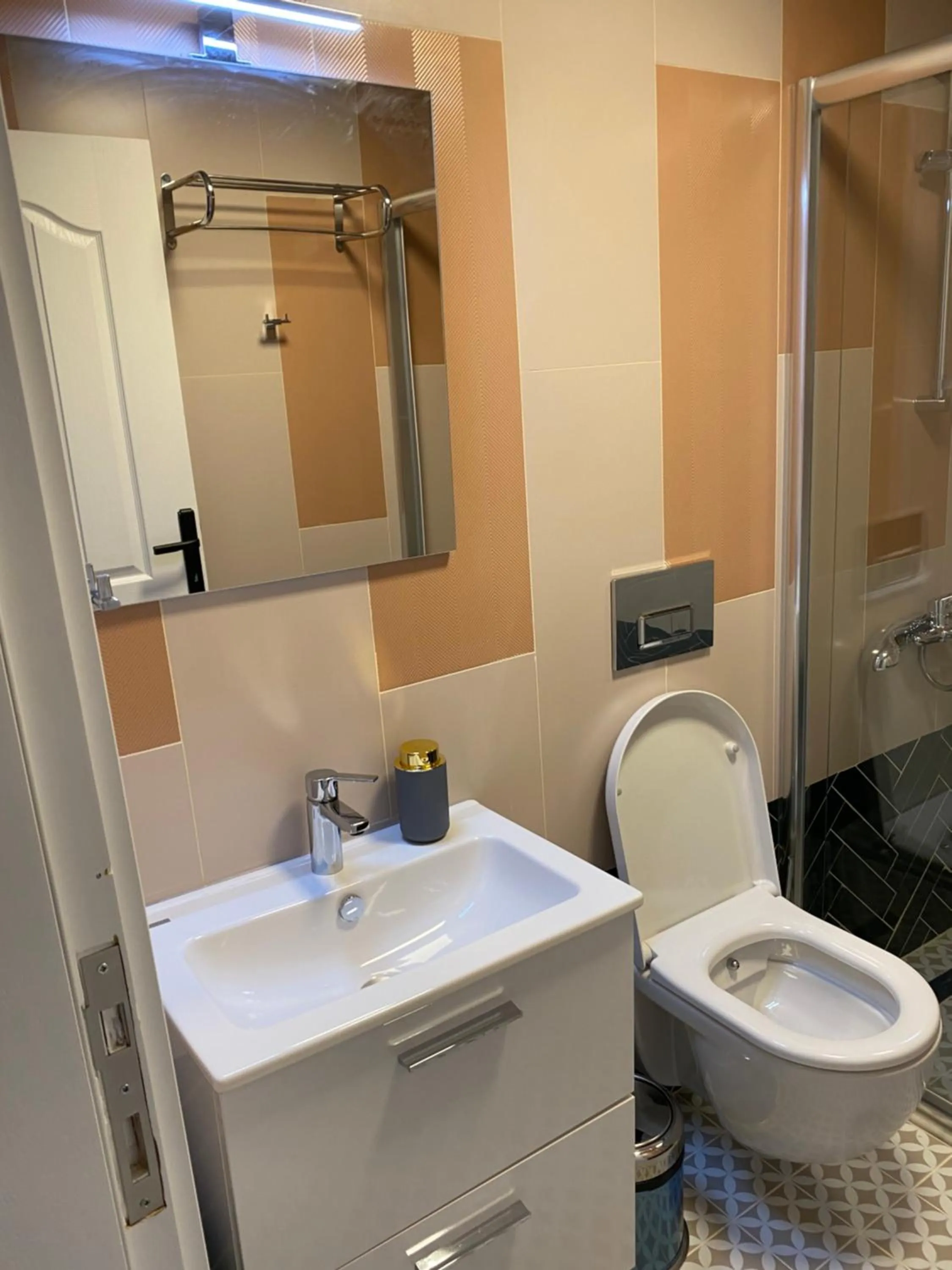 Bathroom in premium park apart otel