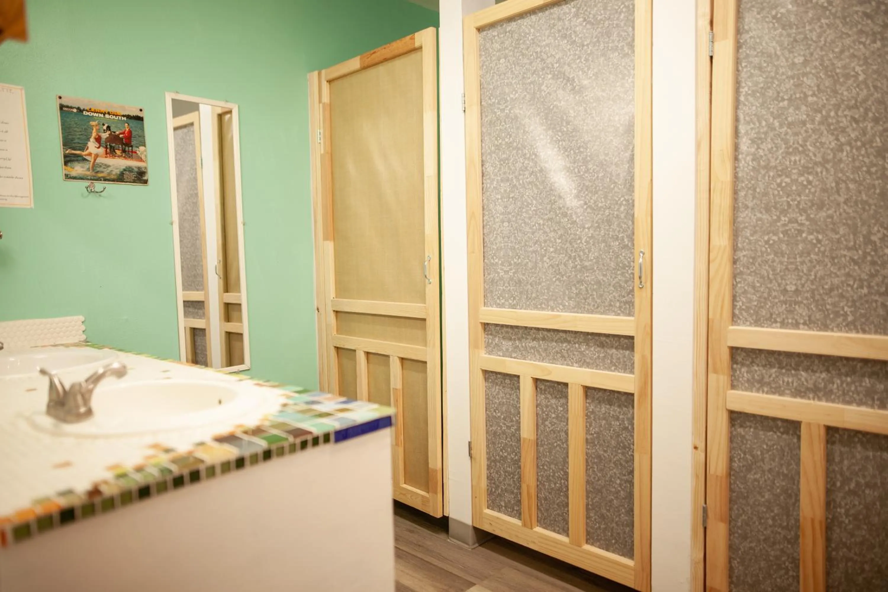 Bathroom, Bed in Cloudcroft Hostel