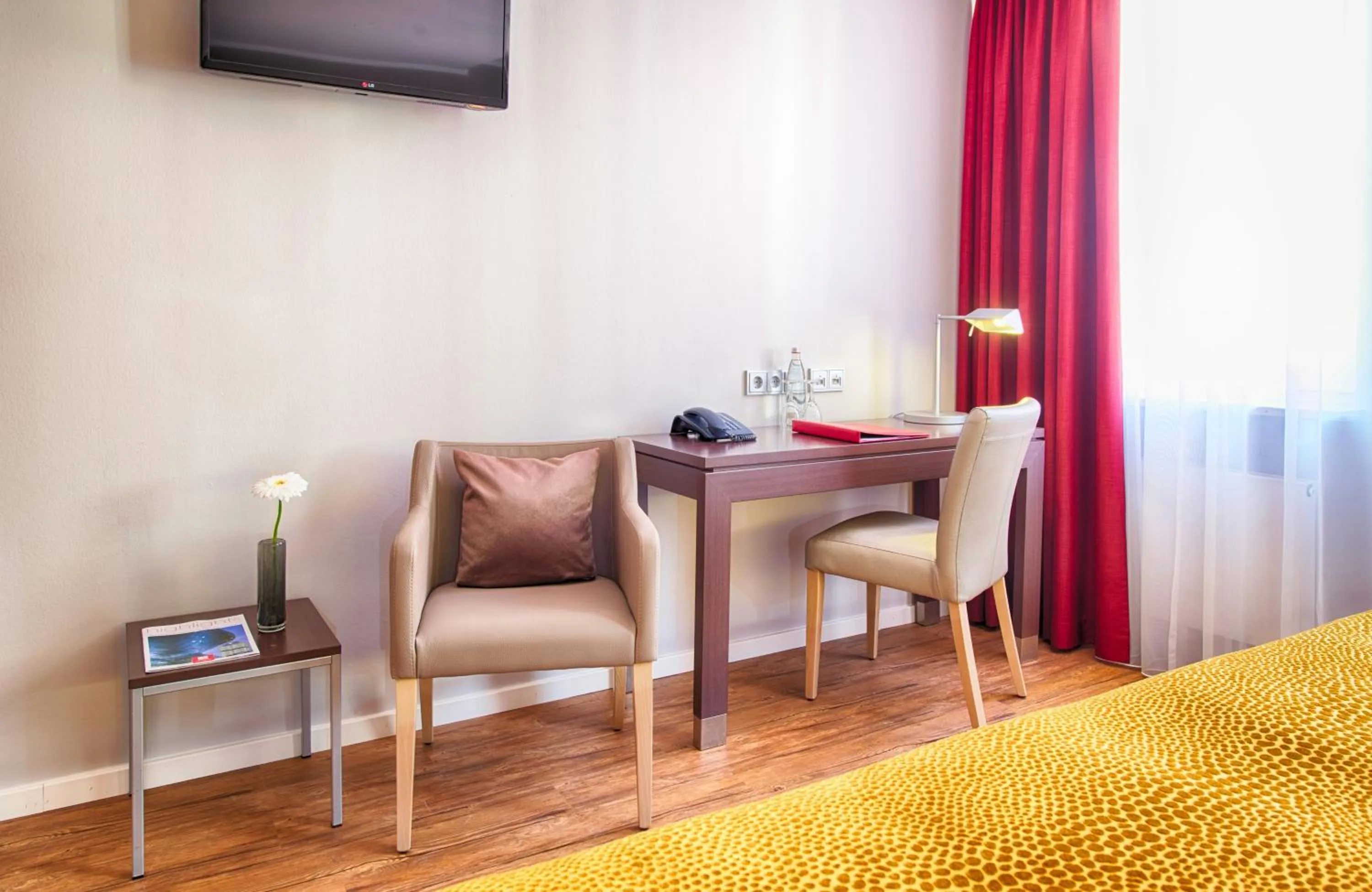 Photo of the whole room, Bed in Leonardo Hotel München City Center