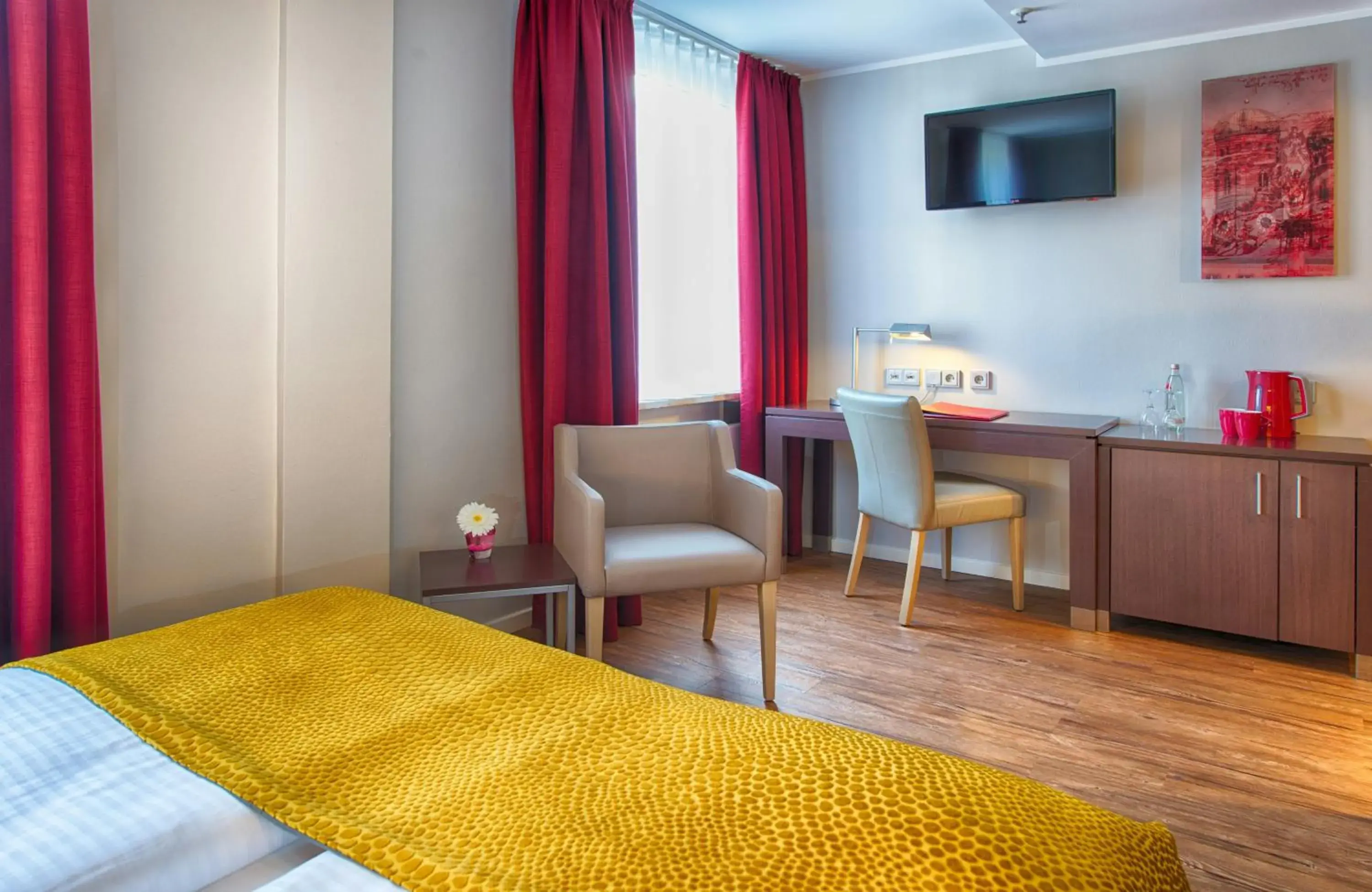 Photo of the whole room, Bed in Leonardo Hotel München City Center Photo of the whole room, Bed in Leonardo Hotel München City Center