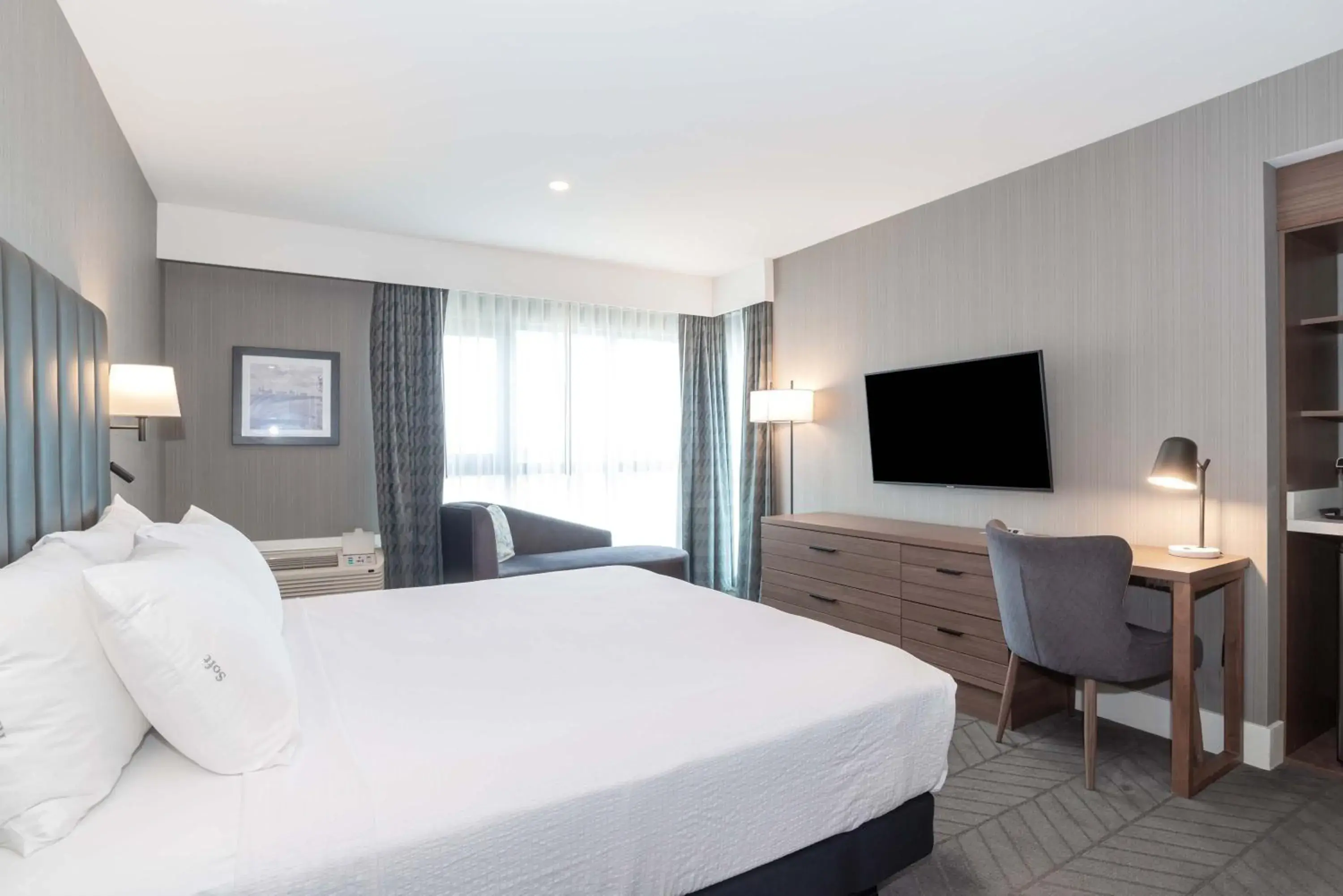 Photo of the whole room, Bed in Sandman Signature Saskatoon South Hotel Photo of the whole room, Bed in Sandman Signature Saskatoon South Hotel