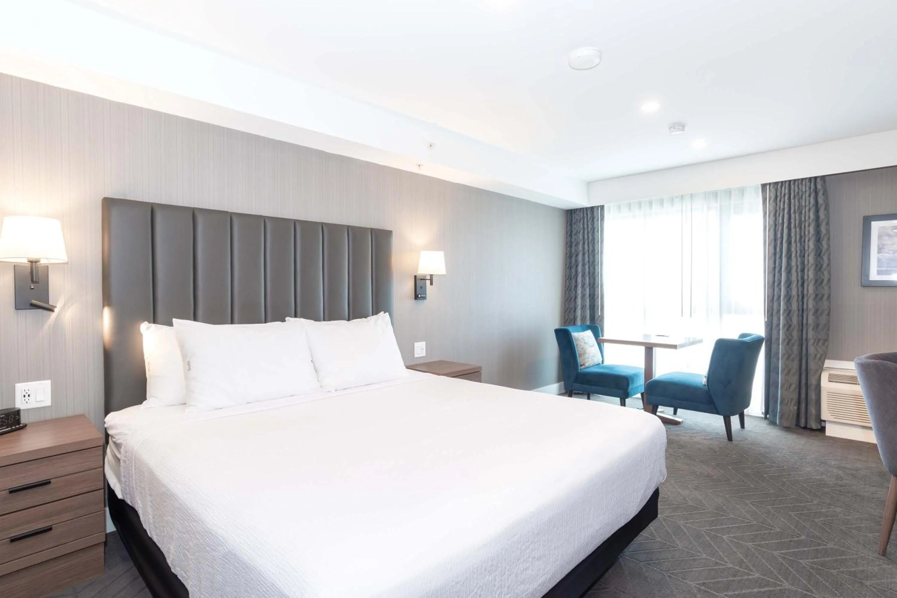 Photo of the whole room, Bed in Sandman Signature Saskatoon South Hotel