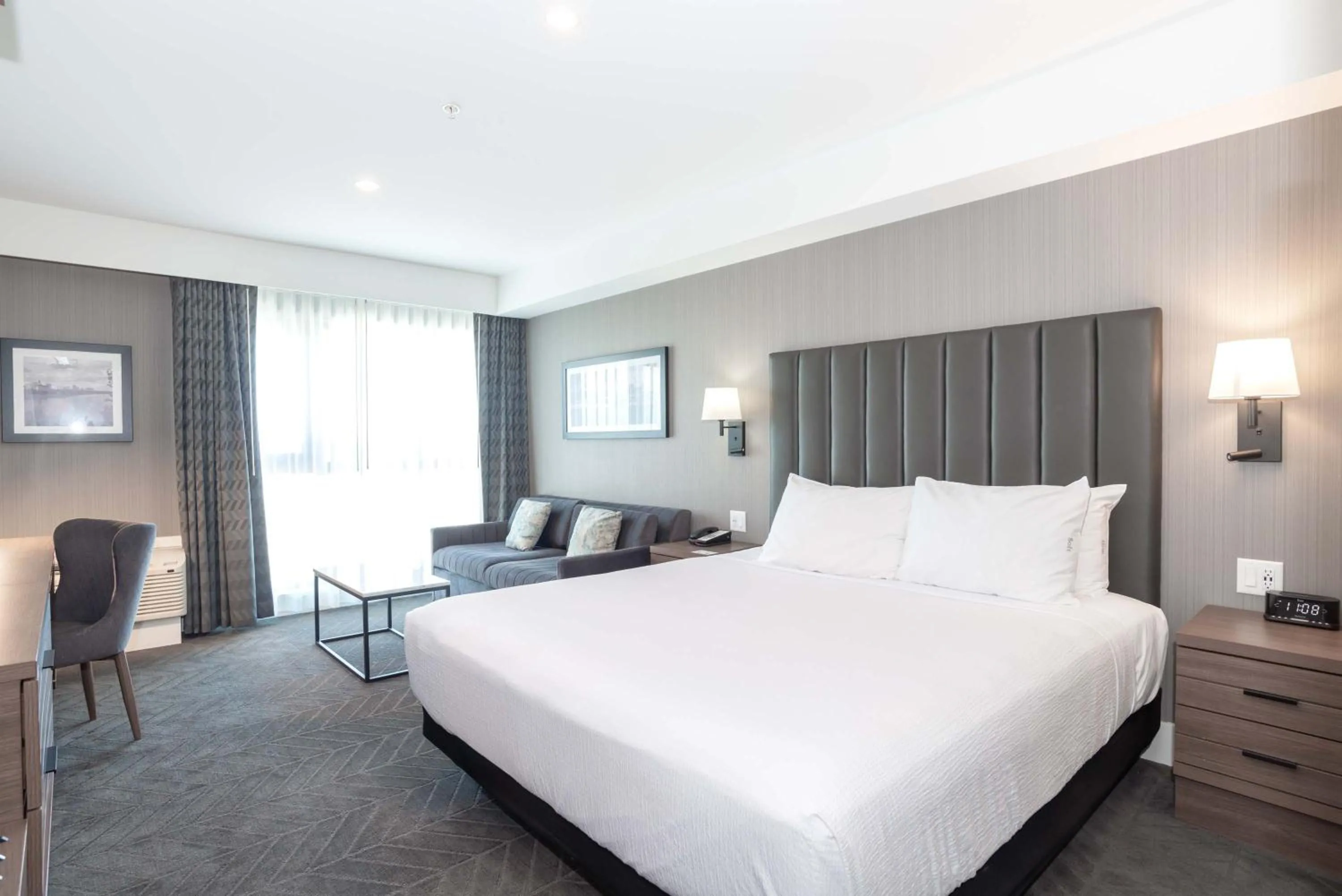 Photo of the whole room, Bed in Sandman Signature Saskatoon South Hotel