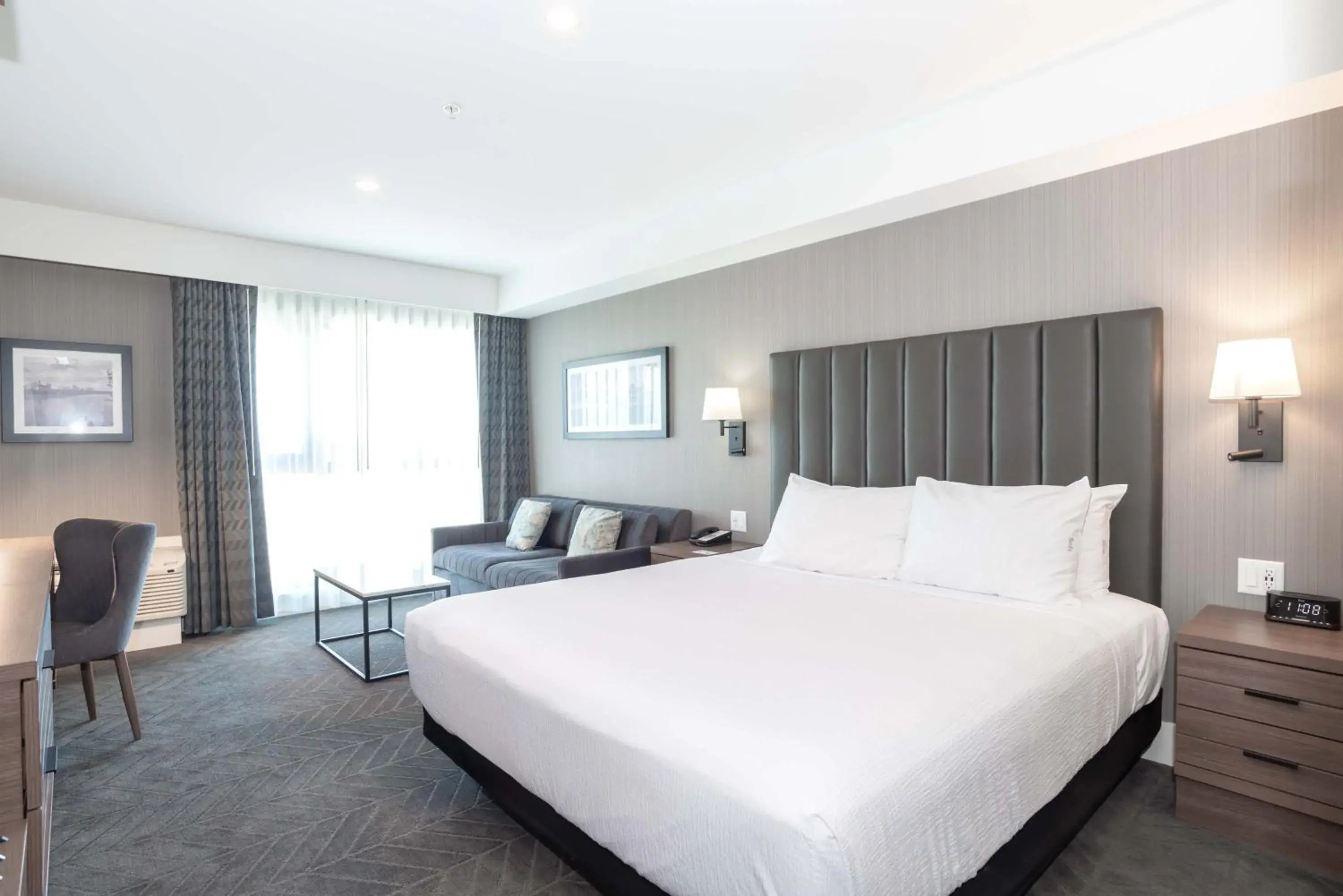 Photo of the whole room, Bed in Sandman Signature Saskatoon South Hotel Photo of the whole room, Bed in Sandman Signature Saskatoon South Hotel