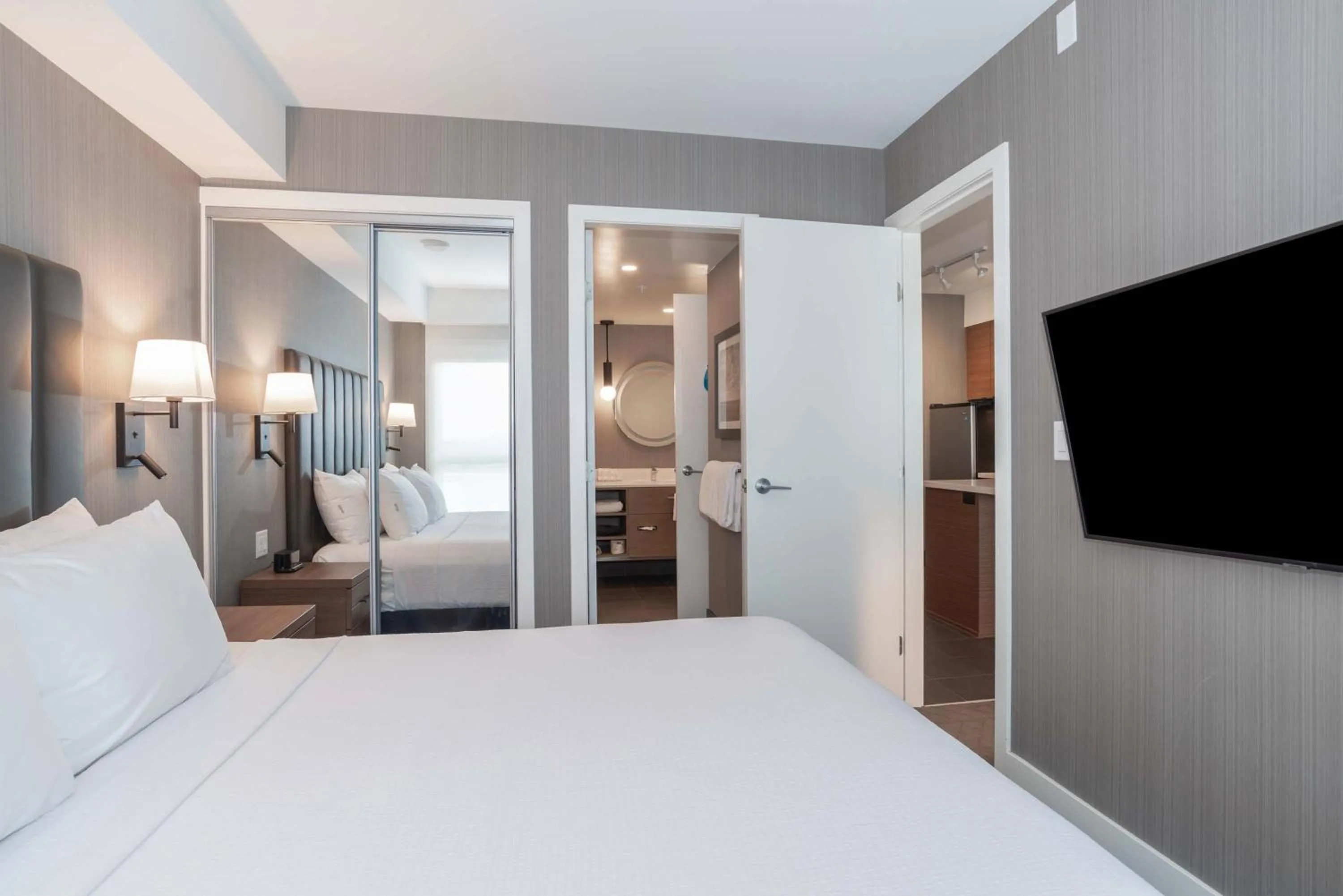 Photo of the whole room, Bed in Sandman Signature Saskatoon South Hotel