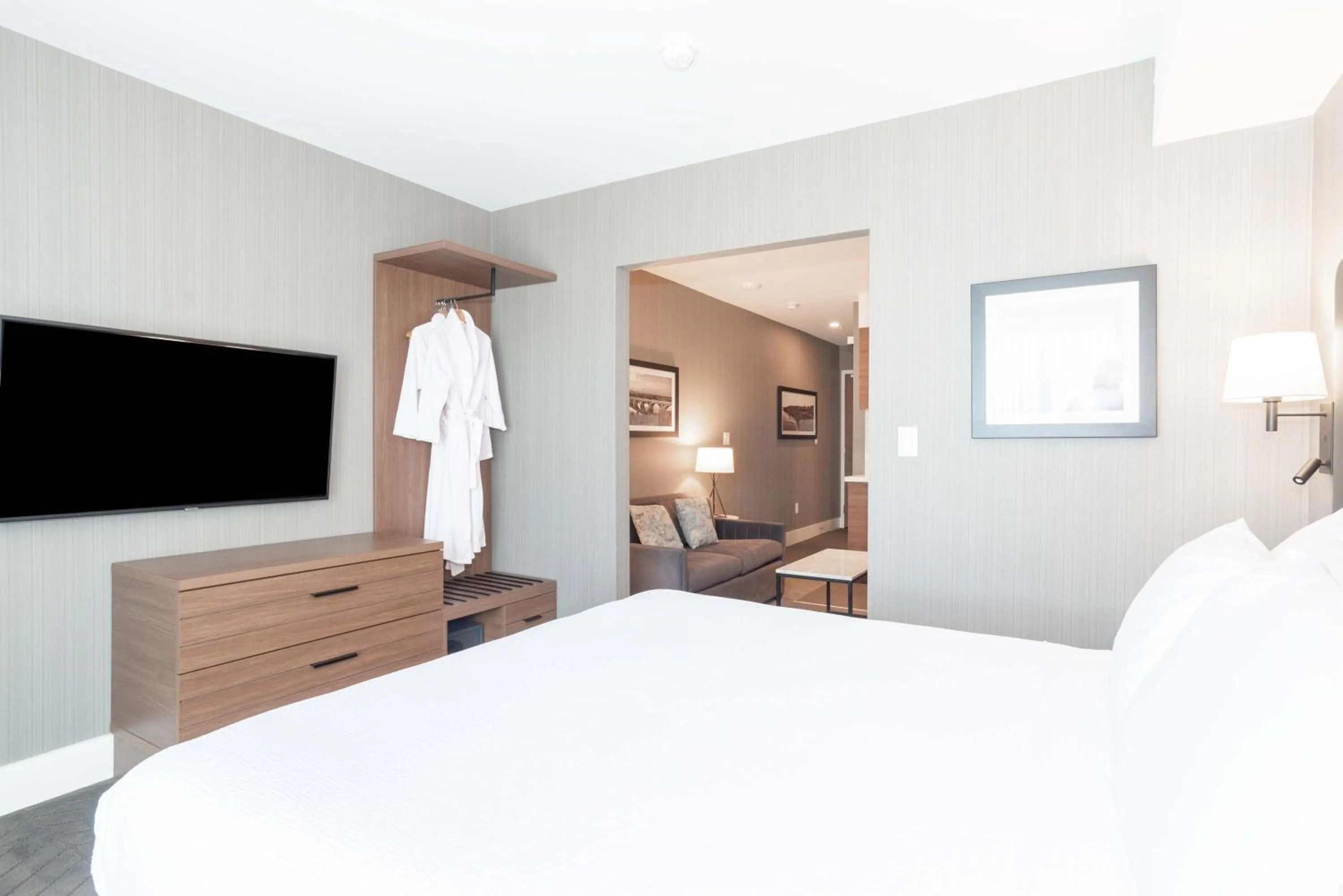 Photo of the whole room, Bed in Sandman Signature Saskatoon South Hotel