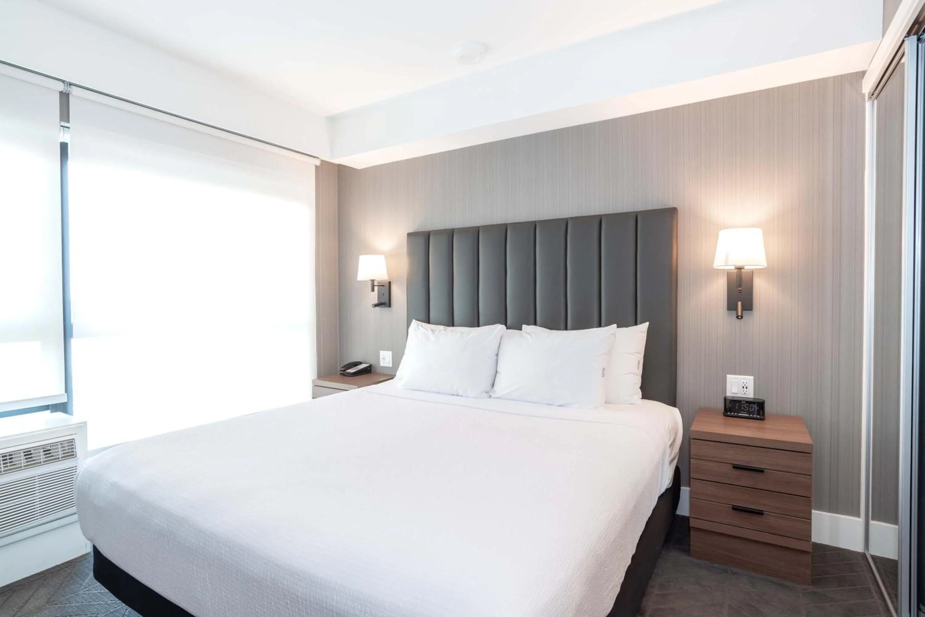 Photo of the whole room, Bed in Sandman Signature Saskatoon South Hotel