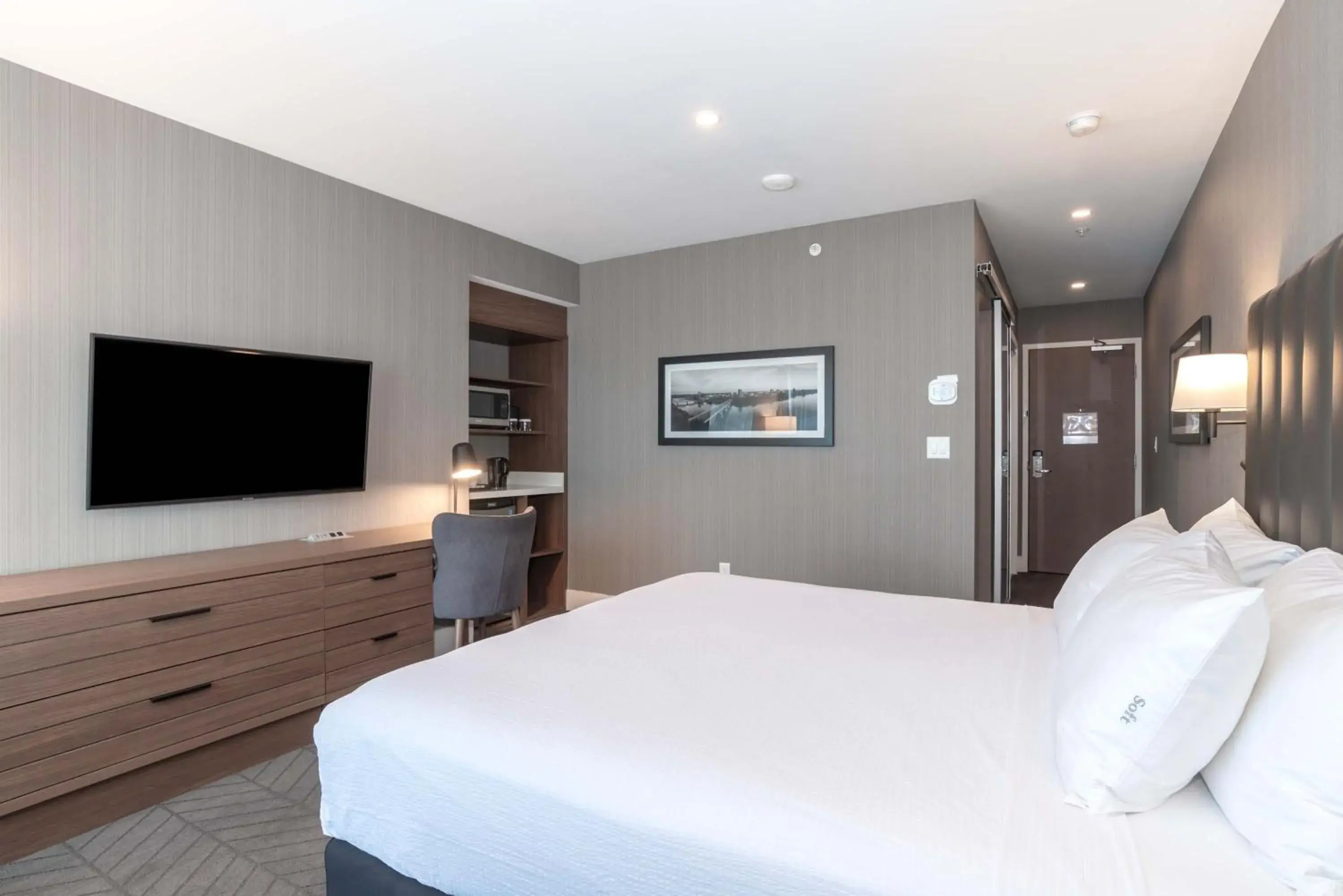 Photo of the whole room, Bed in Sandman Signature Saskatoon South Hotel Photo of the whole room, Bed in Sandman Signature Saskatoon South Hotel