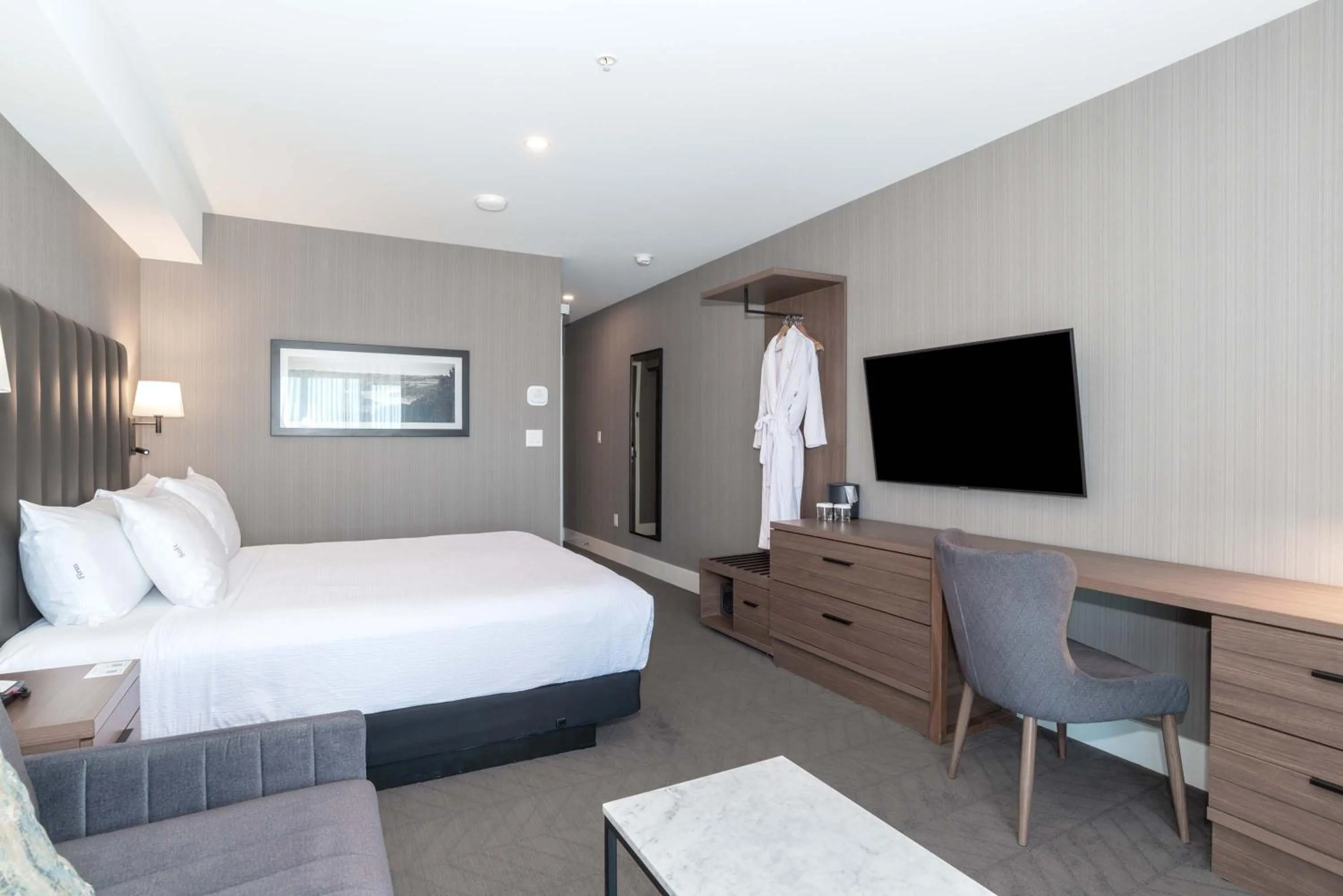 Photo of the whole room, Bed in Sandman Signature Saskatoon South Hotel