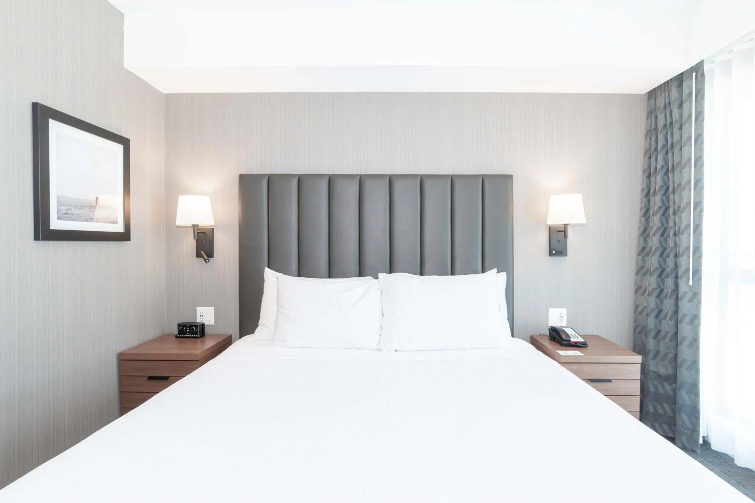 Photo of the whole room, Bed in Sandman Signature Saskatoon South Hotel