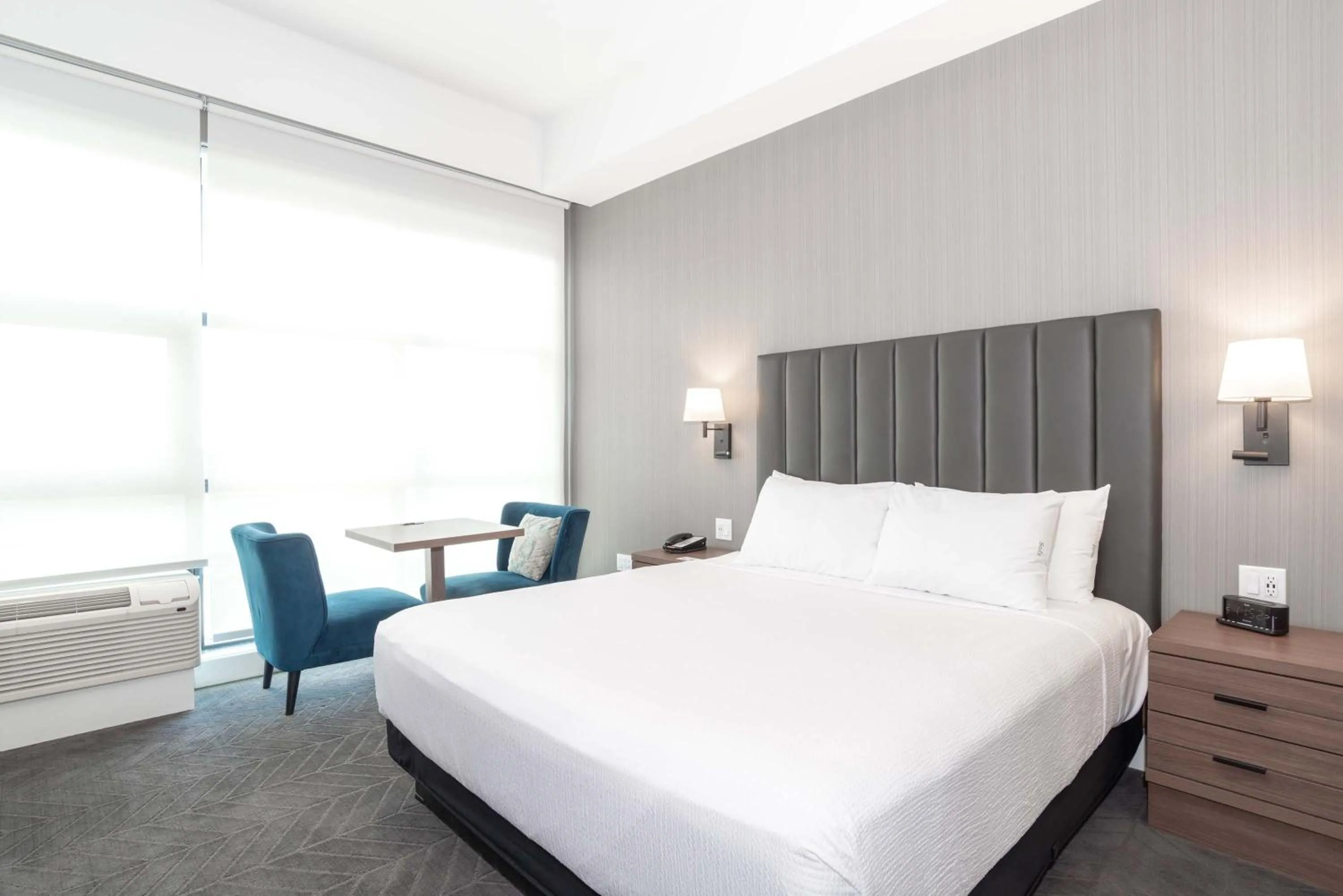 Photo of the whole room, Bed in Sandman Signature Saskatoon South Hotel