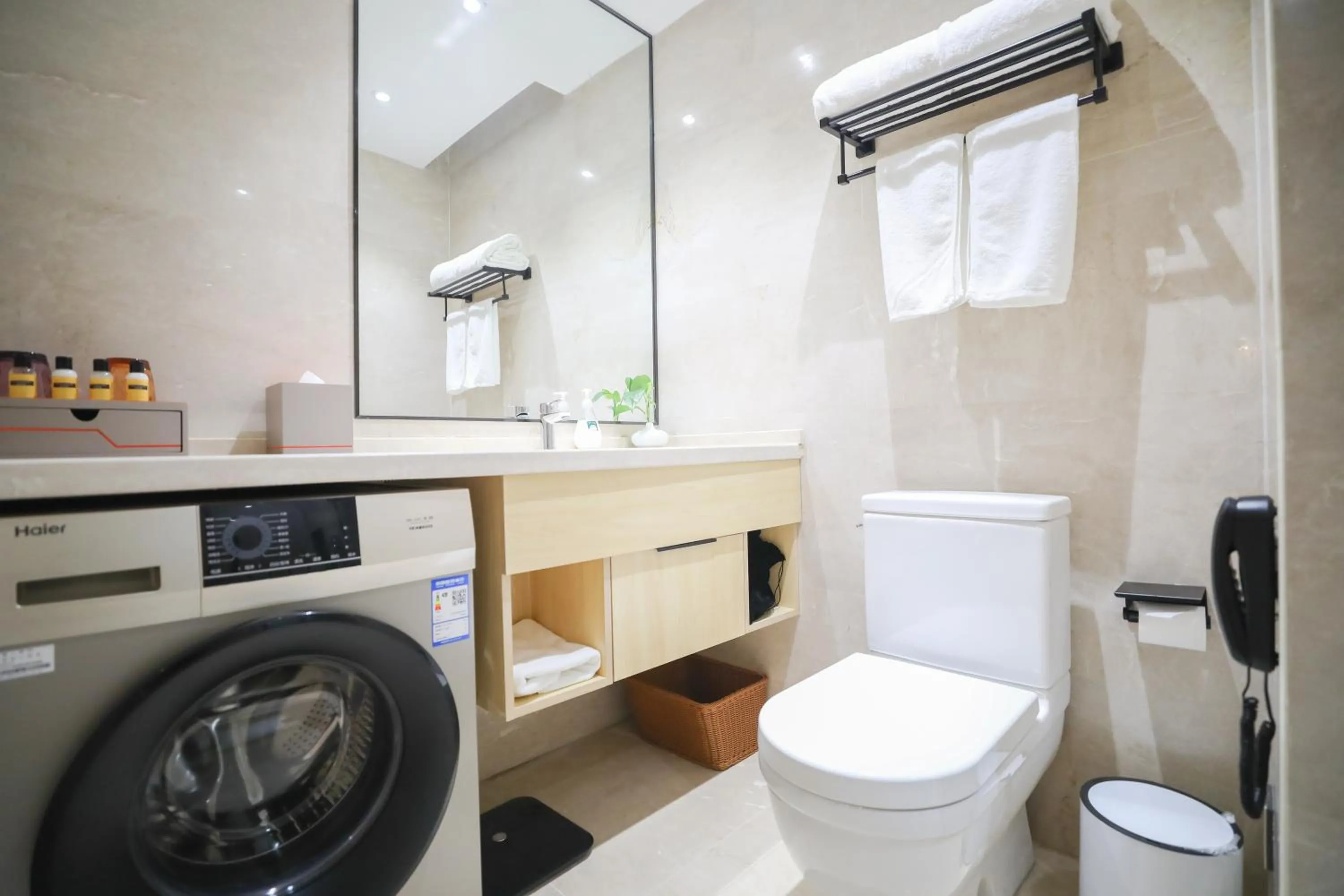 Bathroom in Jinling Funhome Hotel Nanjing Jiulong Lake - Nanjing South Railway Station