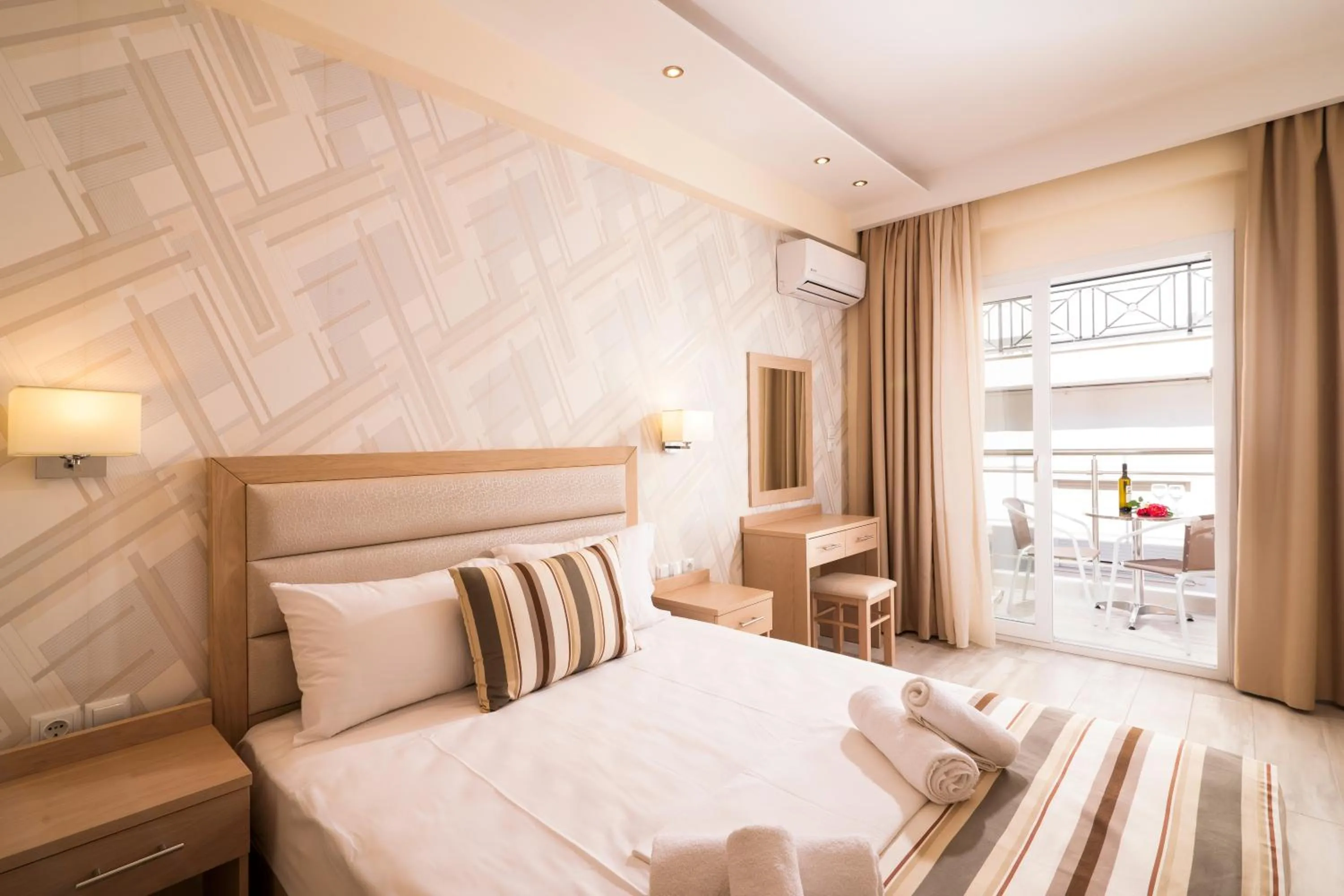 Photo of the whole room, Bed in Star Bay Luxury