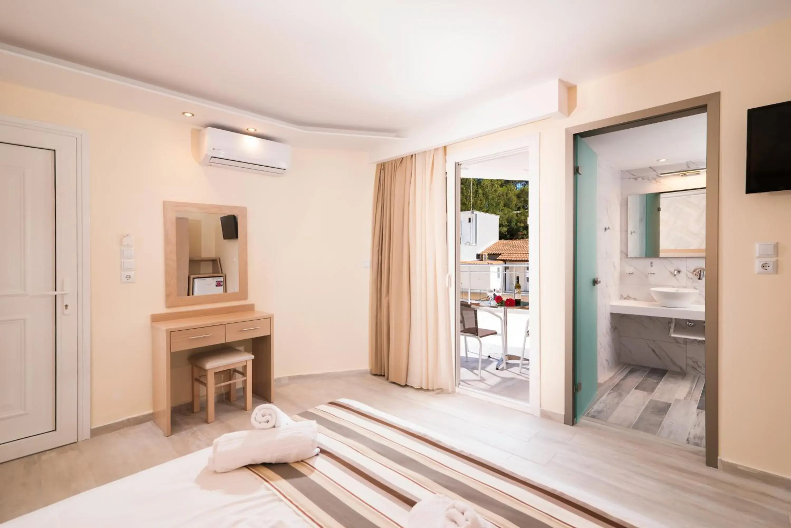 TV and multimedia, Bed in Star Bay Luxury TV and multimedia, Bed in Star Bay Luxury