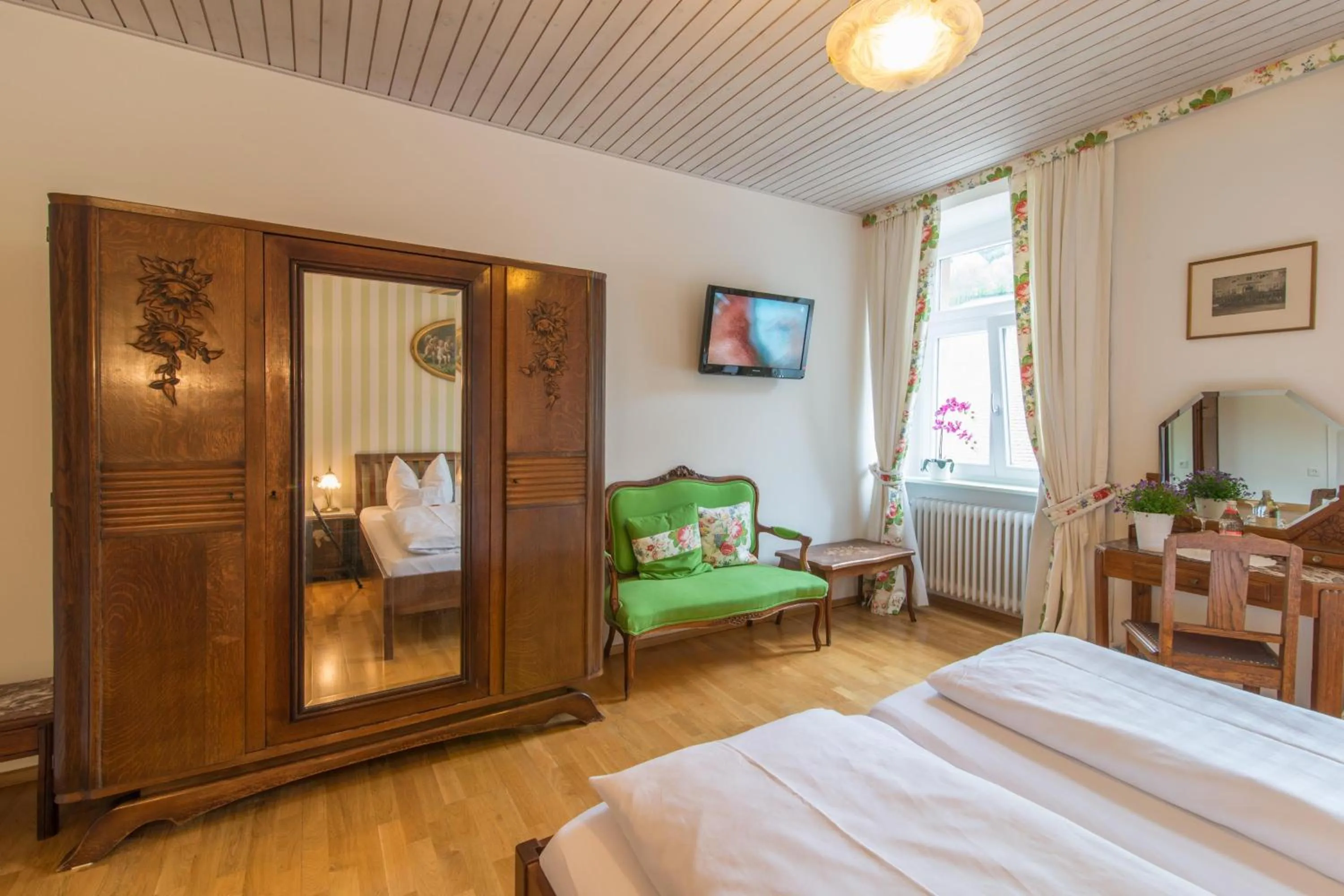 Photo of the whole room, Bed in Goldener Adler Oberried - Hotel & Appartements