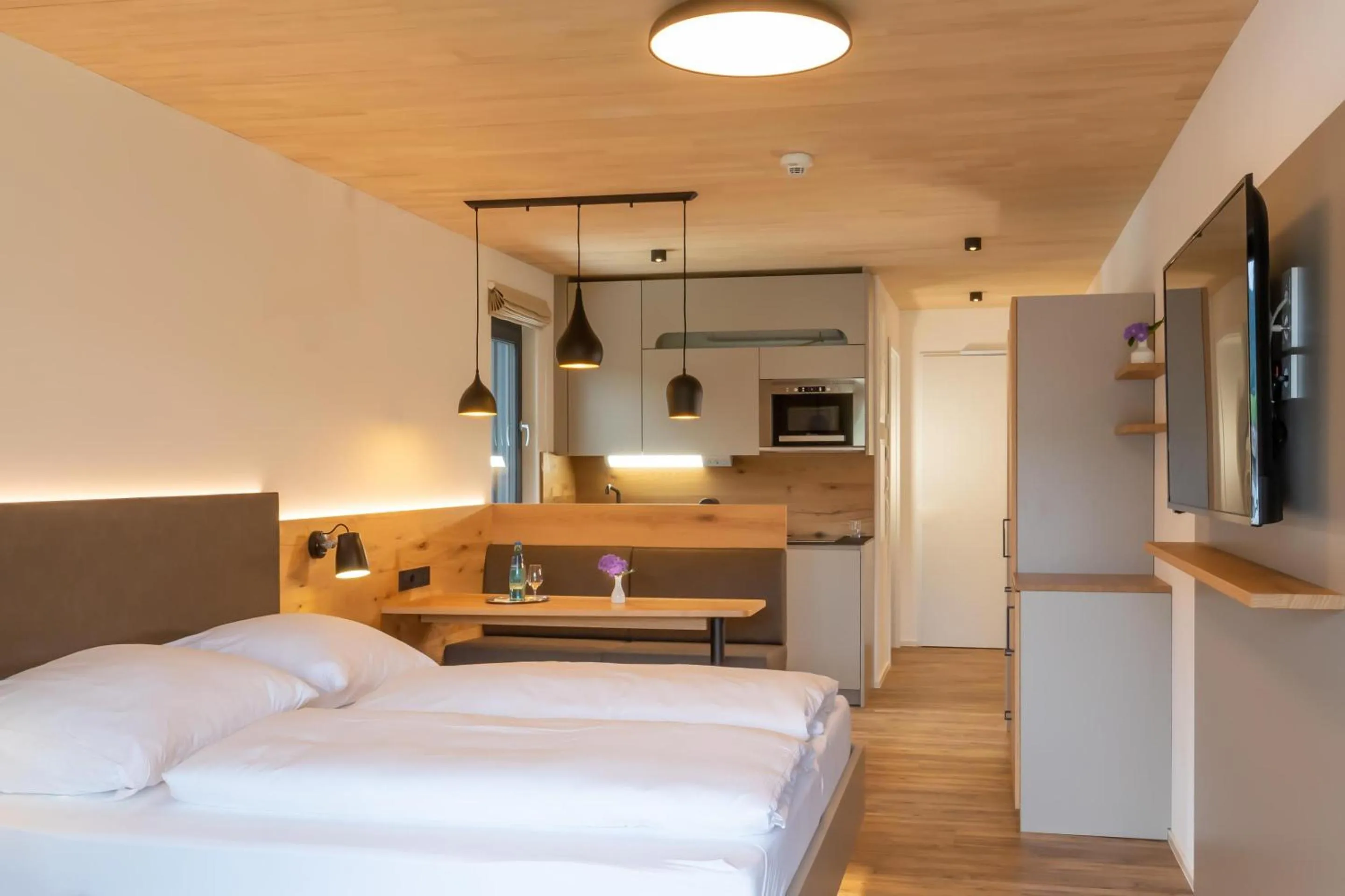 Kitchen or kitchenette, Bed in Goldener Adler Oberried - Hotel & Appartements