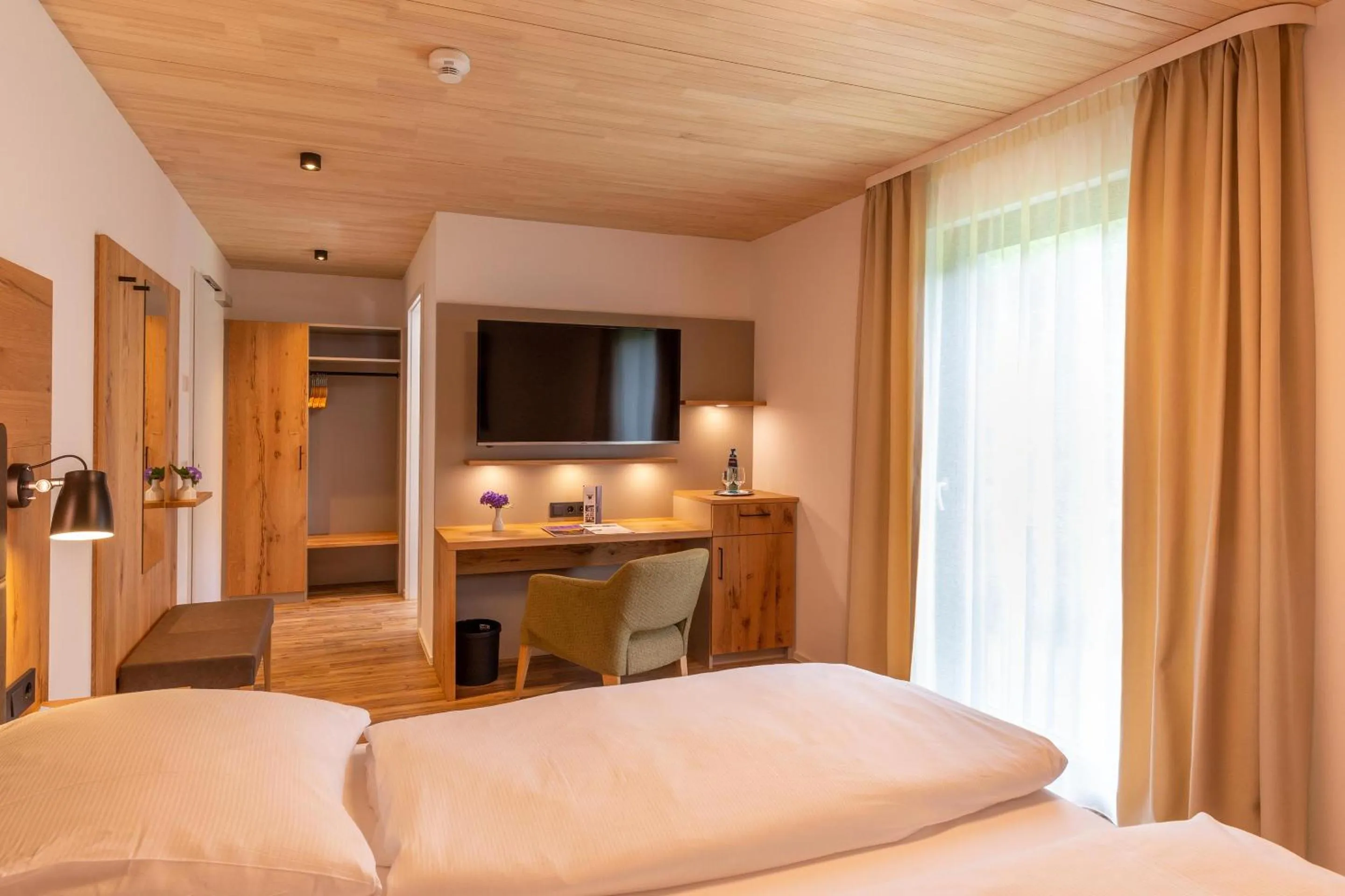 Photo of the whole room, Bed in Goldener Adler Oberried - Hotel & Appartements