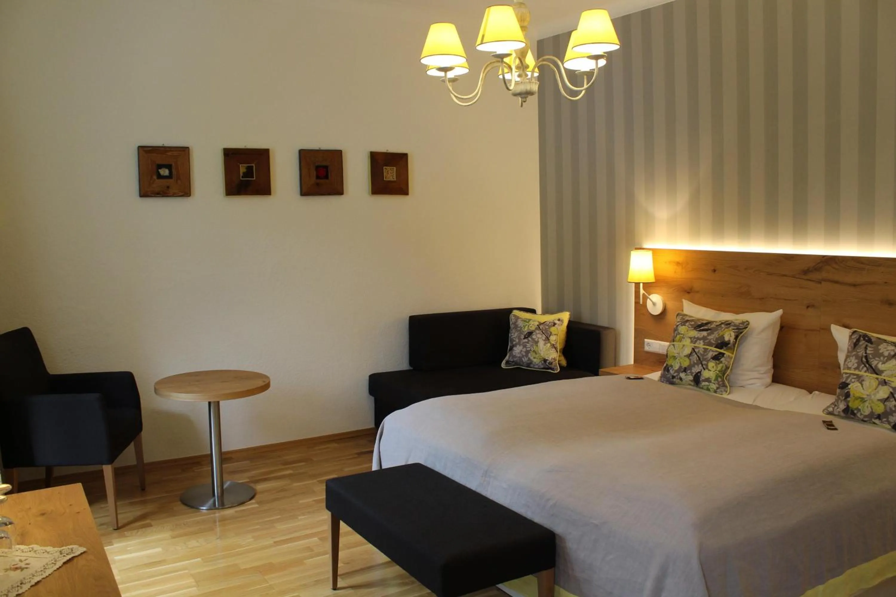 Bed in Goldener Adler Oberried - Hotel & Appartements