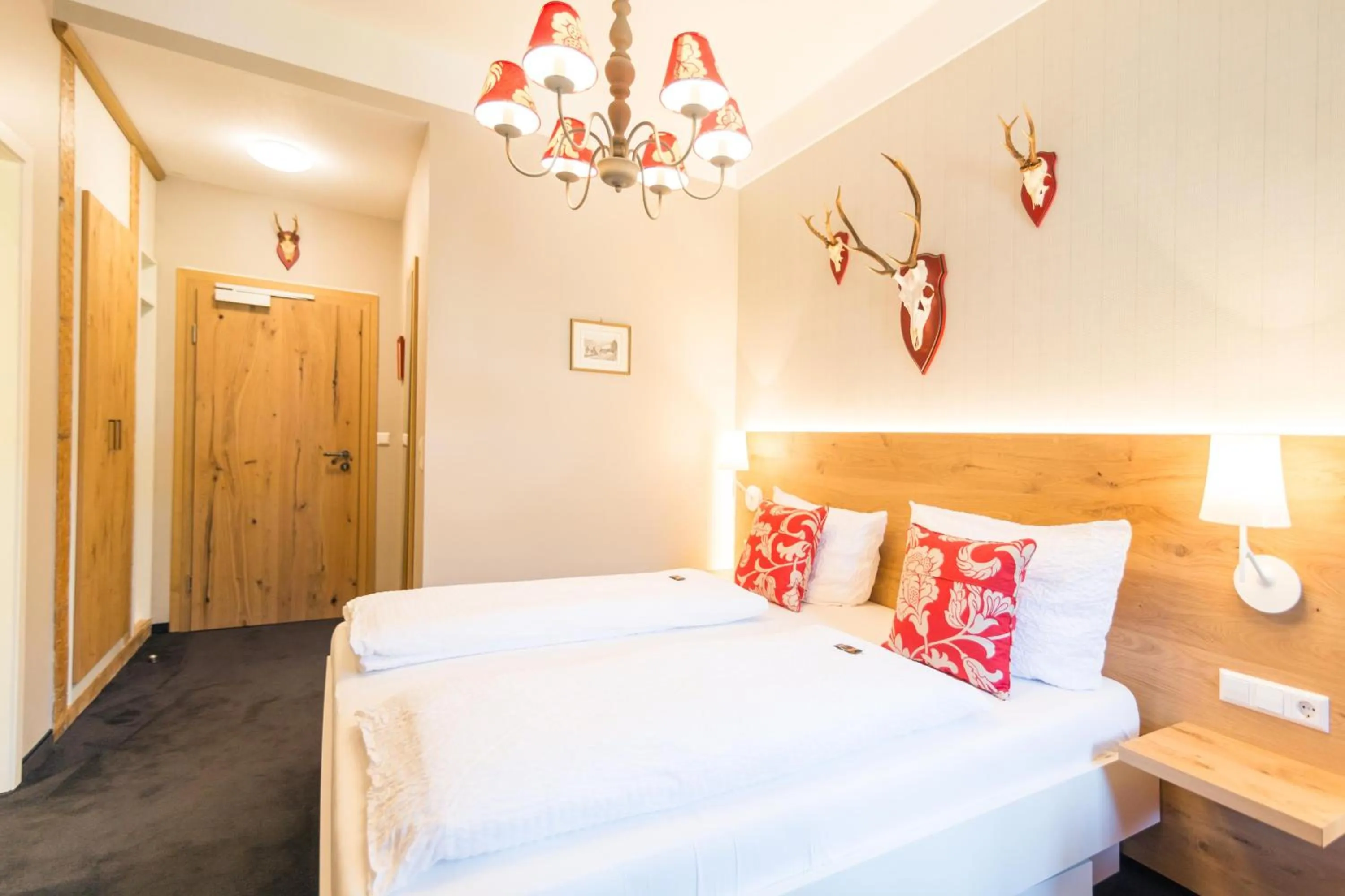 Bed in Goldener Adler Oberried - Hotel & Appartements