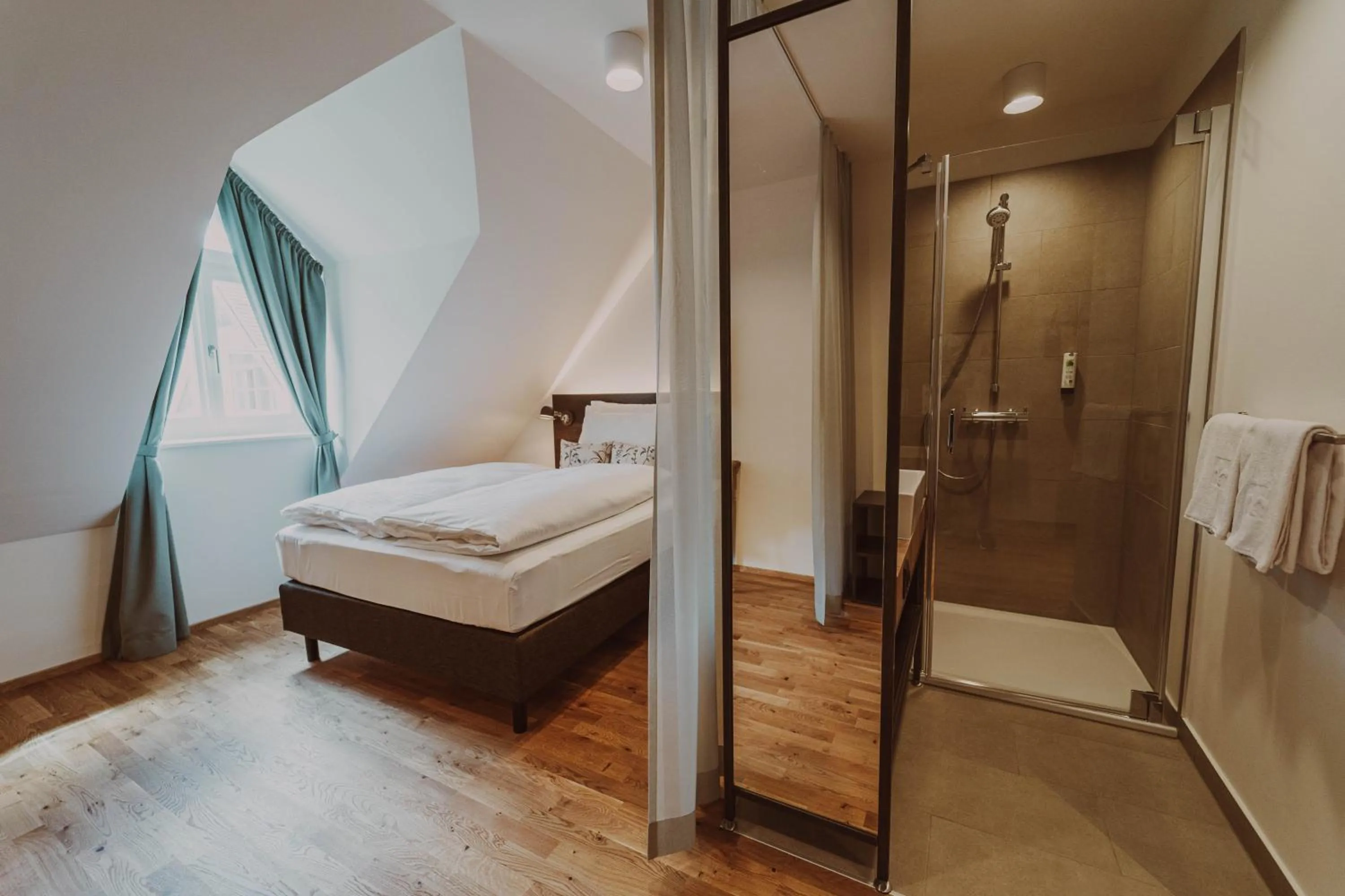 Shower, Bed in Burghotel Schlaining