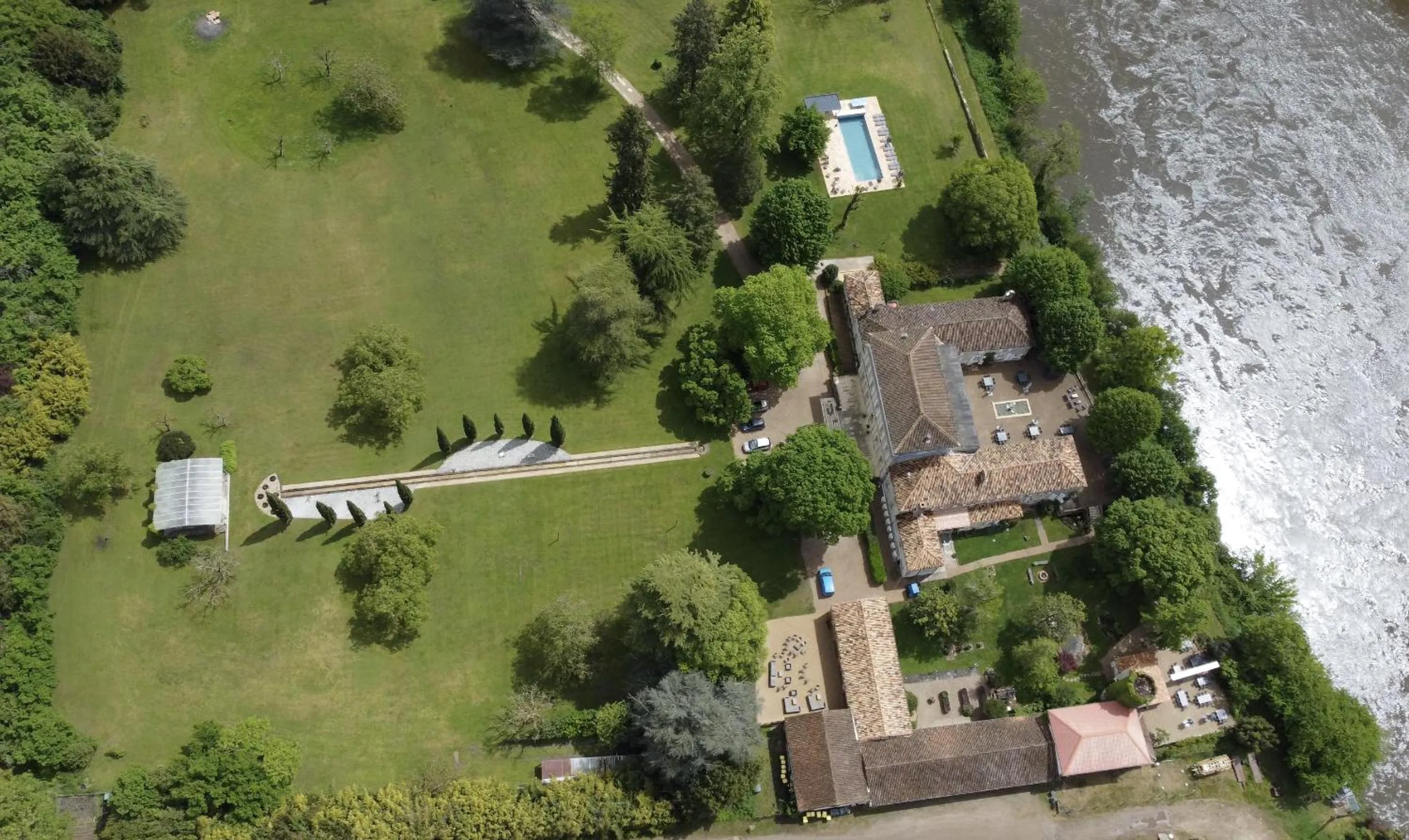 Property building in Château Destinée