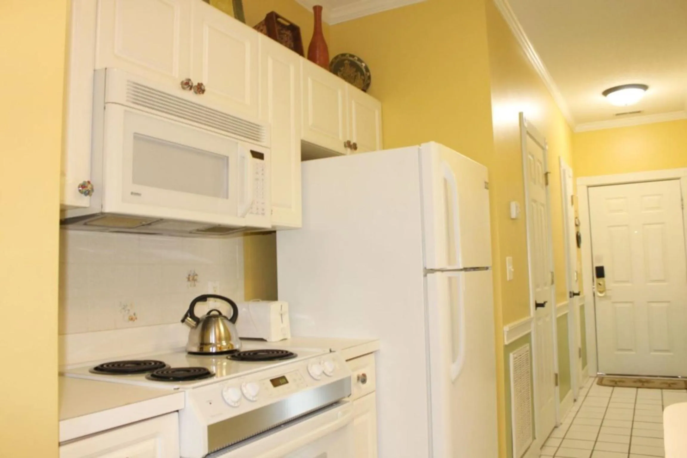 Kitchen or kitchenette in Magnolia Place by Palmetto Vacations