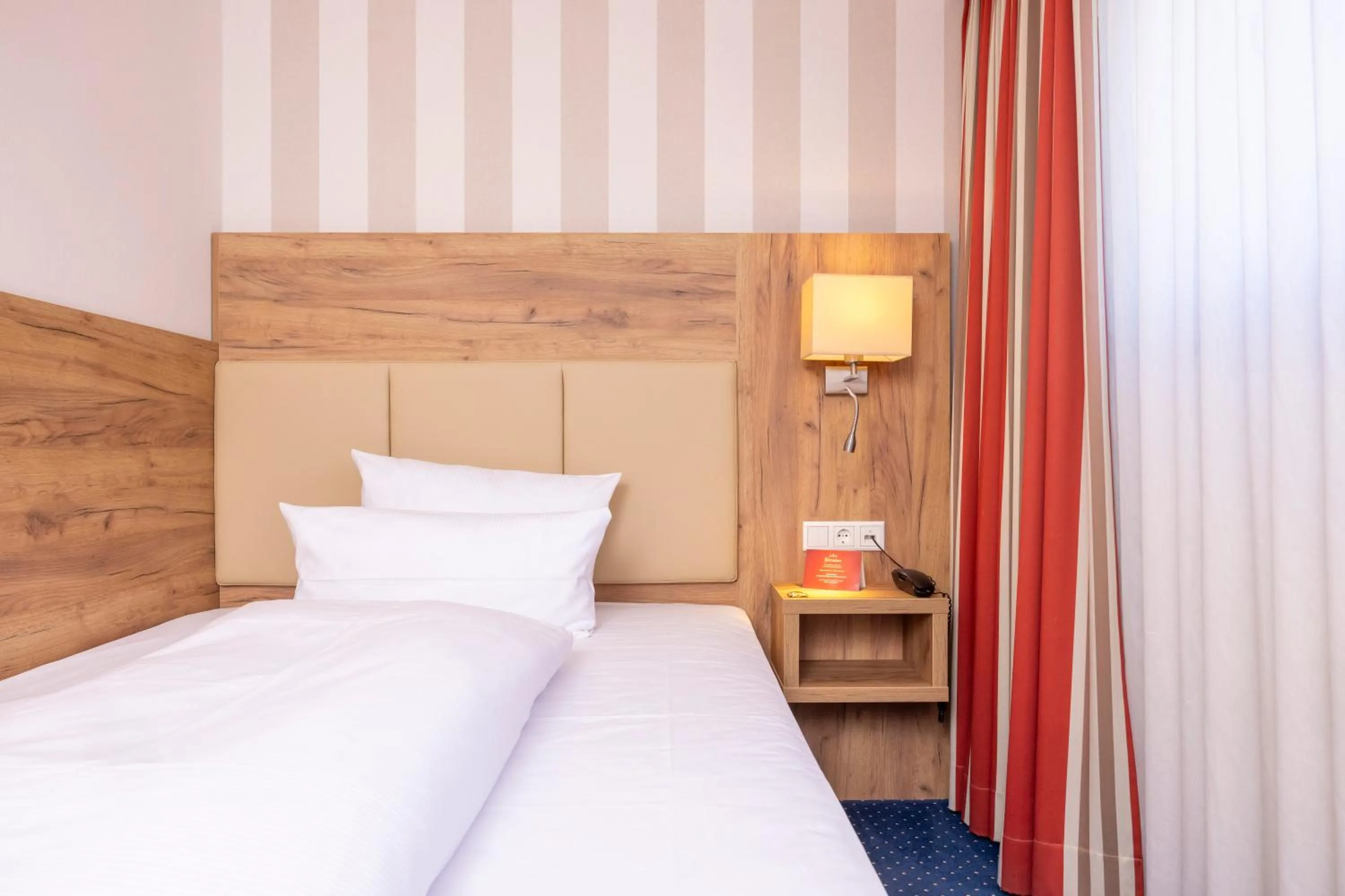 Photo of the whole room, Bed in Parkhotel Hohenfeld Münster