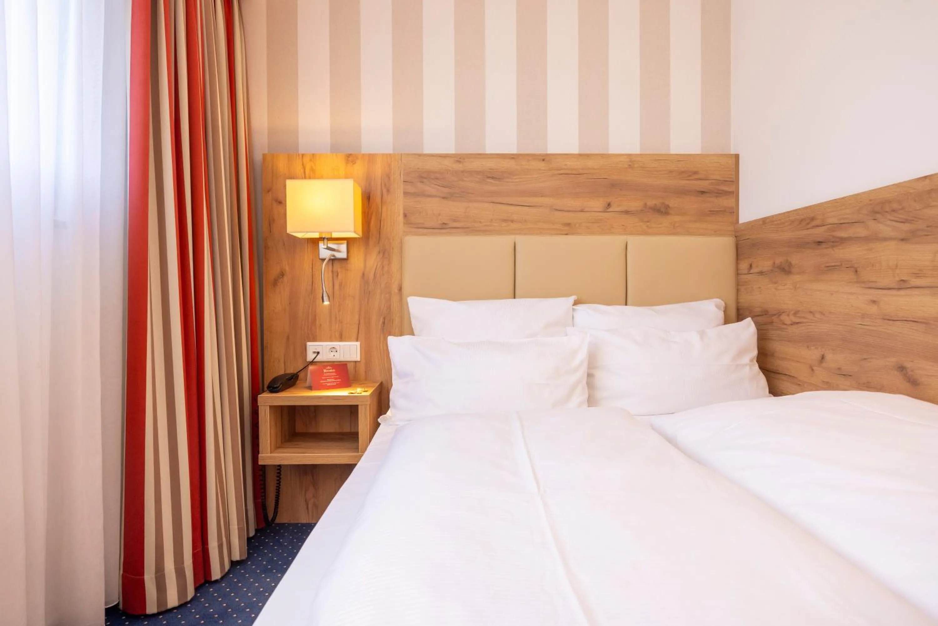 Photo of the whole room, Bed in Parkhotel Hohenfeld Münster