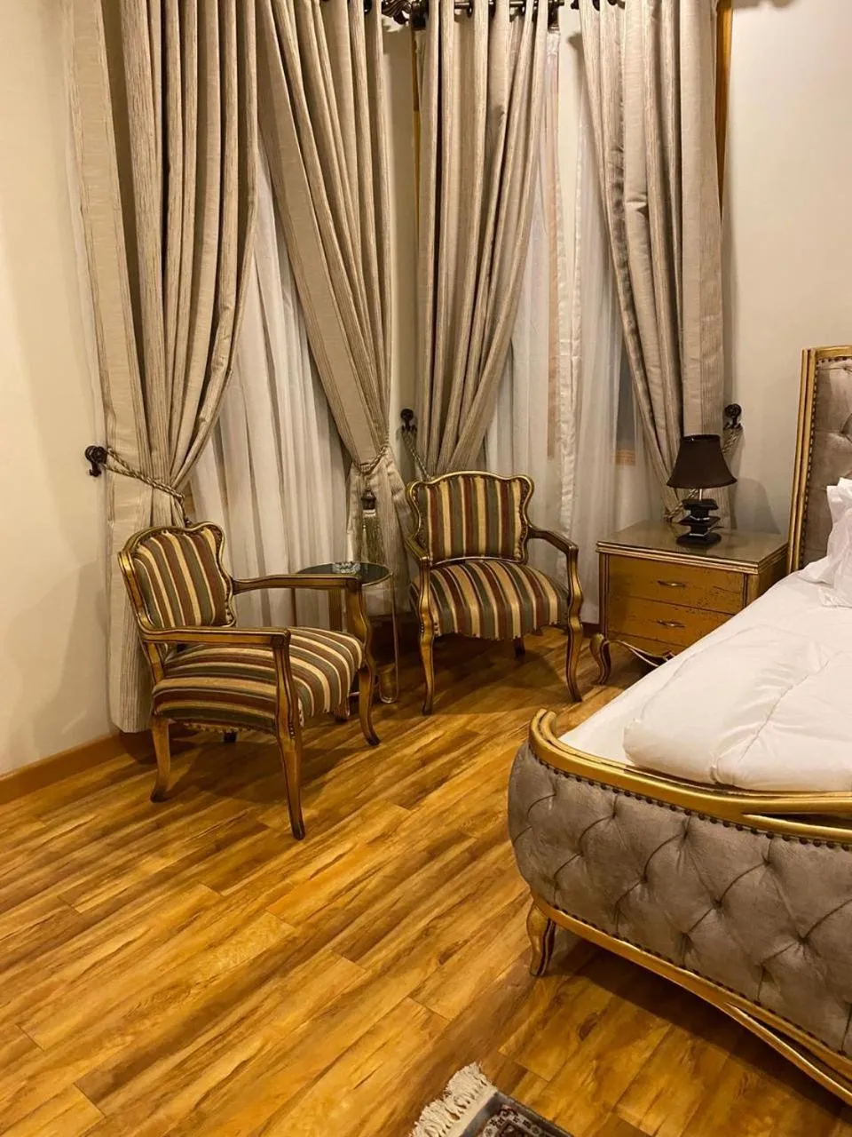 Seating area, Bed in ISLE OF HIGHLAND TOURS Guest House