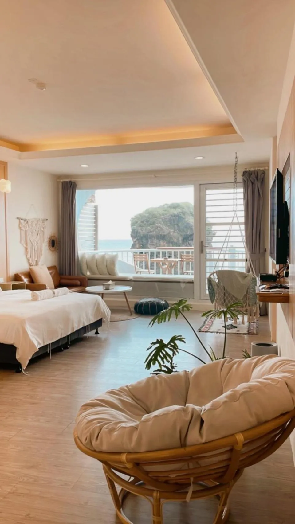 Bed in Yellow's Kenting B&B II