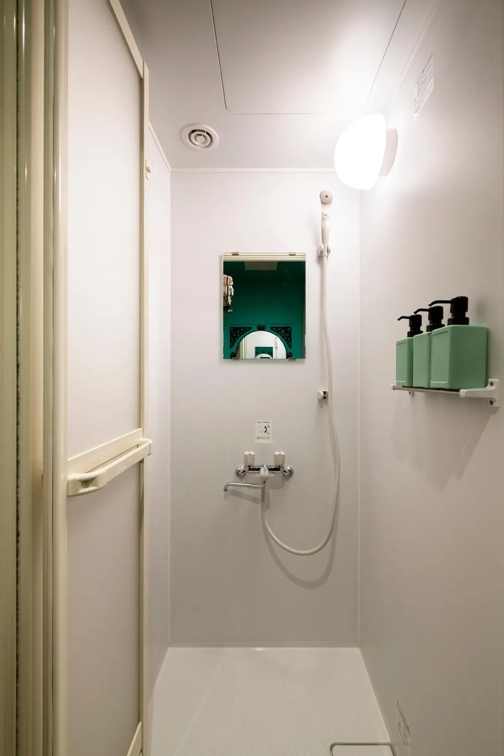 Shower in Room Inn Shanghai 横浜中華街 Room3