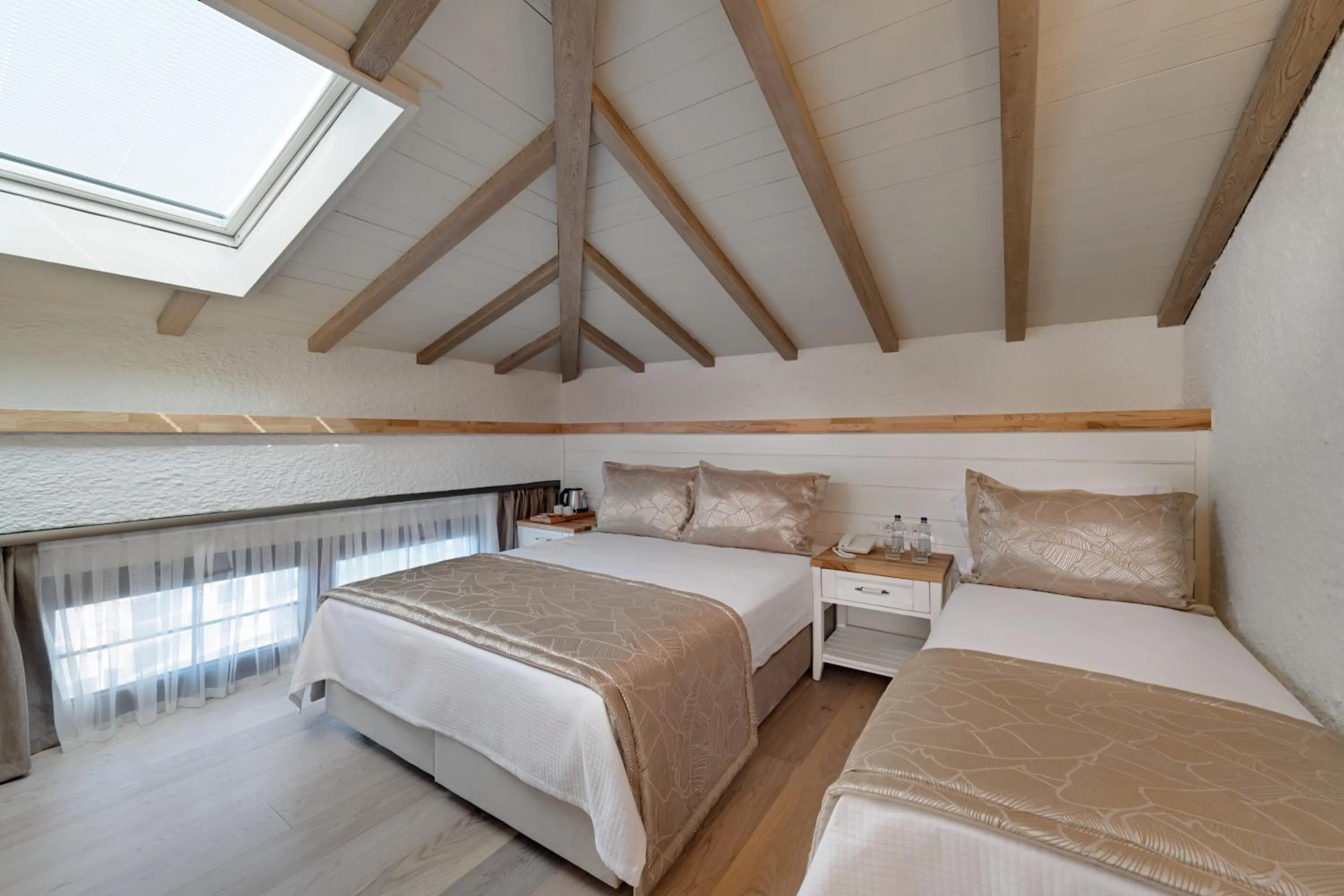 Bed in Atrium Taş Otel