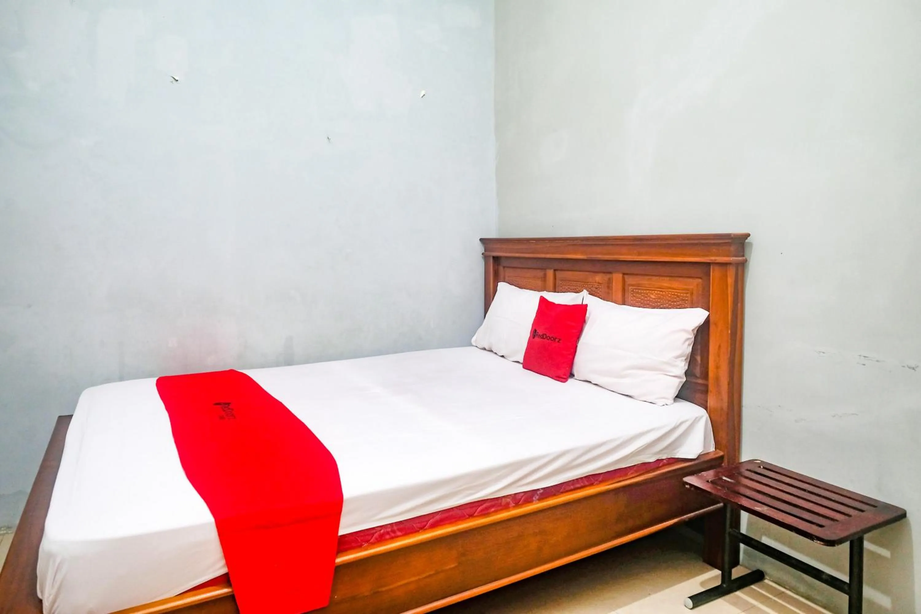 Bedroom, Bed in RedDoorz @ Jalan Kedawung