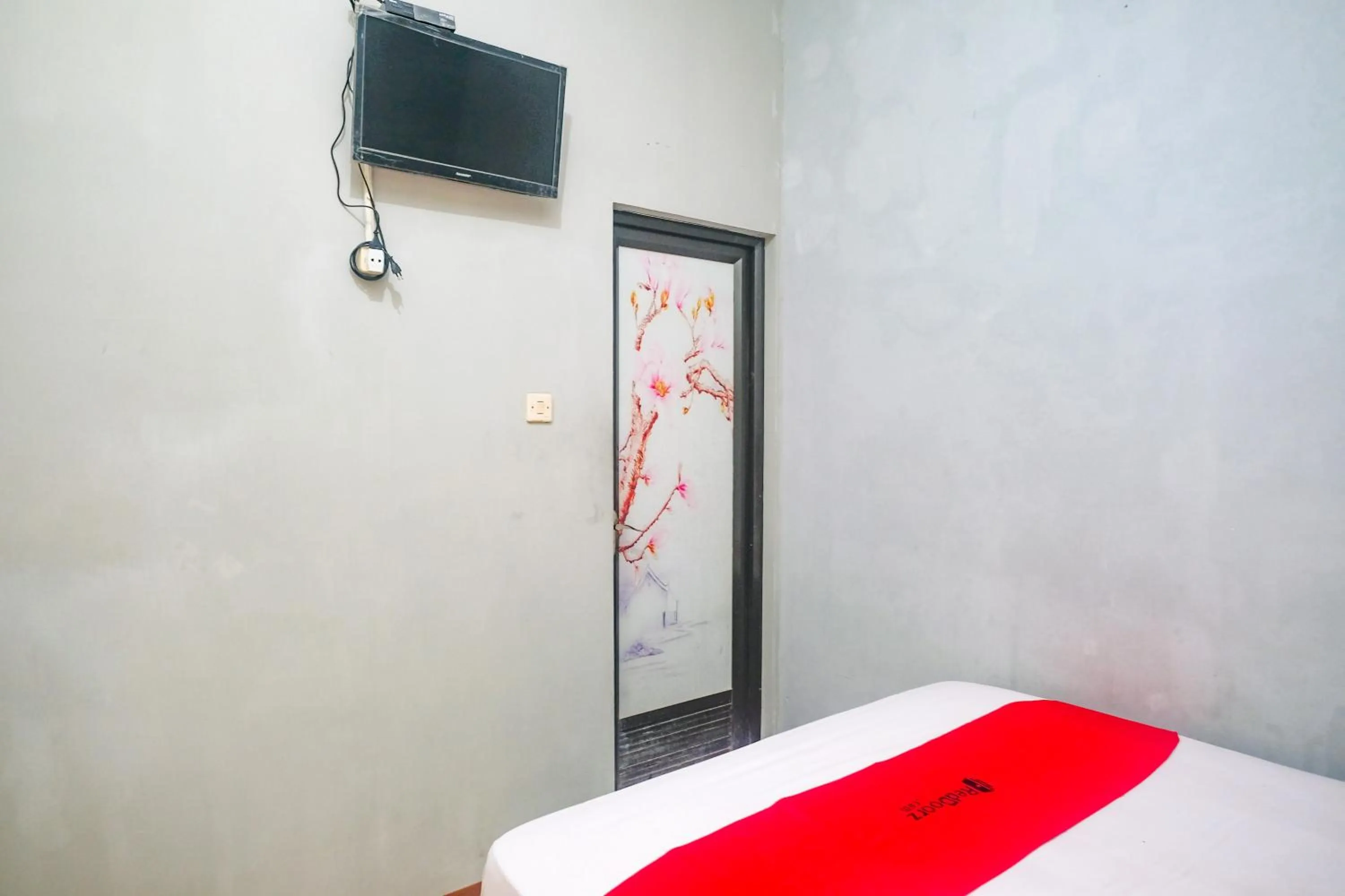 Bedroom, Bed in RedDoorz @ Jalan Kedawung