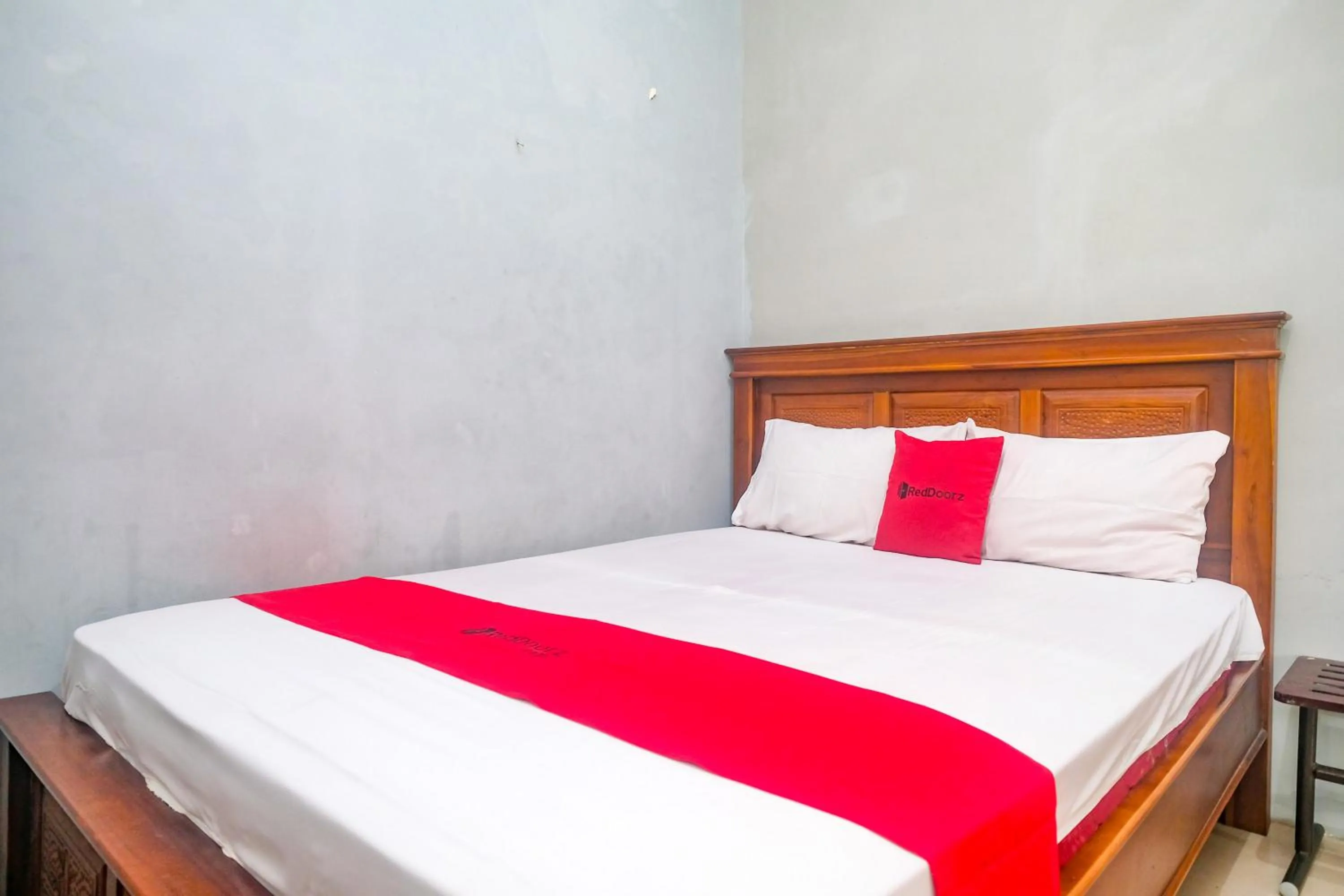 Bedroom, Bed in RedDoorz @ Jalan Kedawung