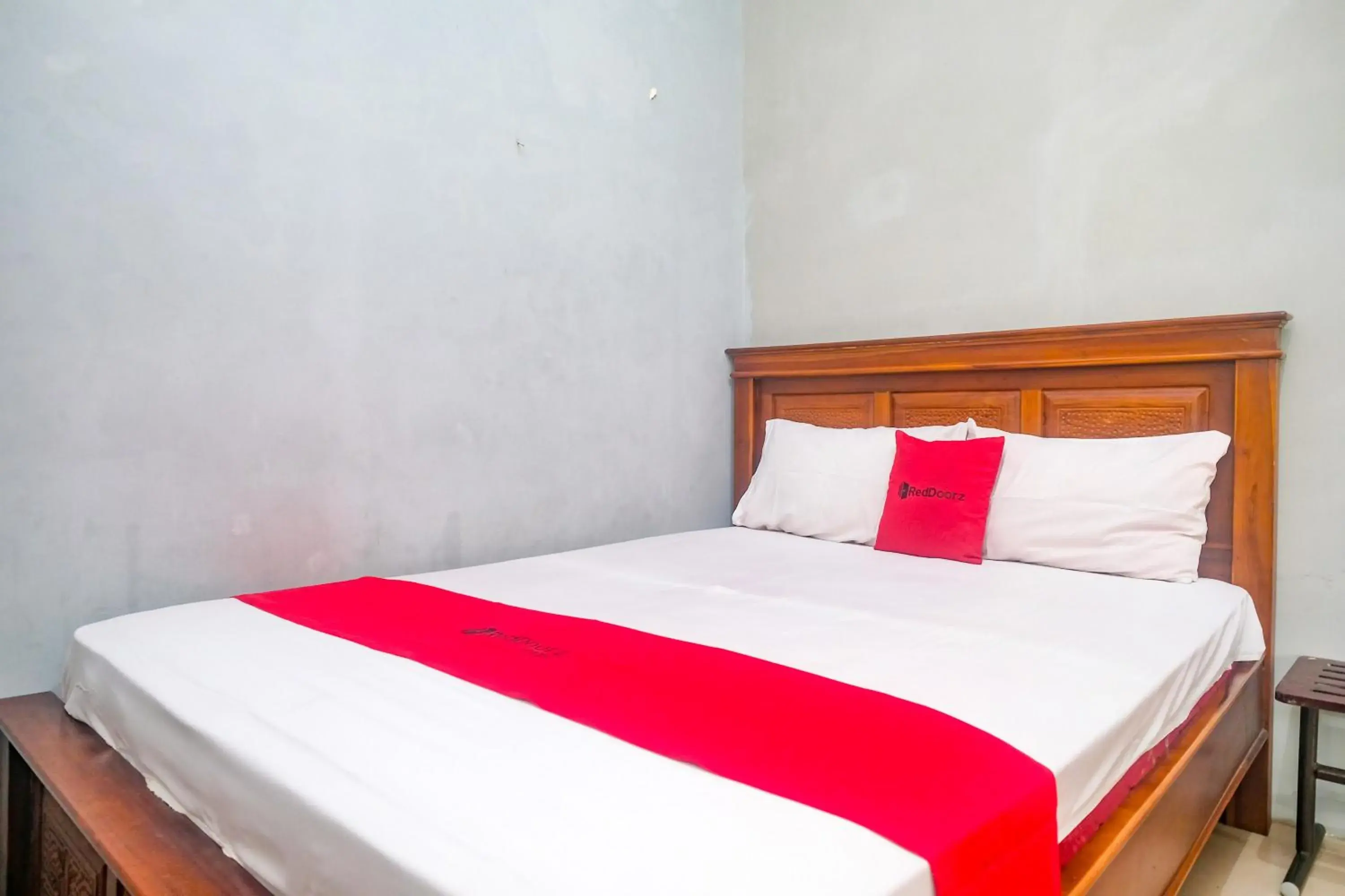 Bedroom, Bed in RedDoorz @ Jalan Kedawung Bedroom, Bed in RedDoorz @ Jalan Kedawung